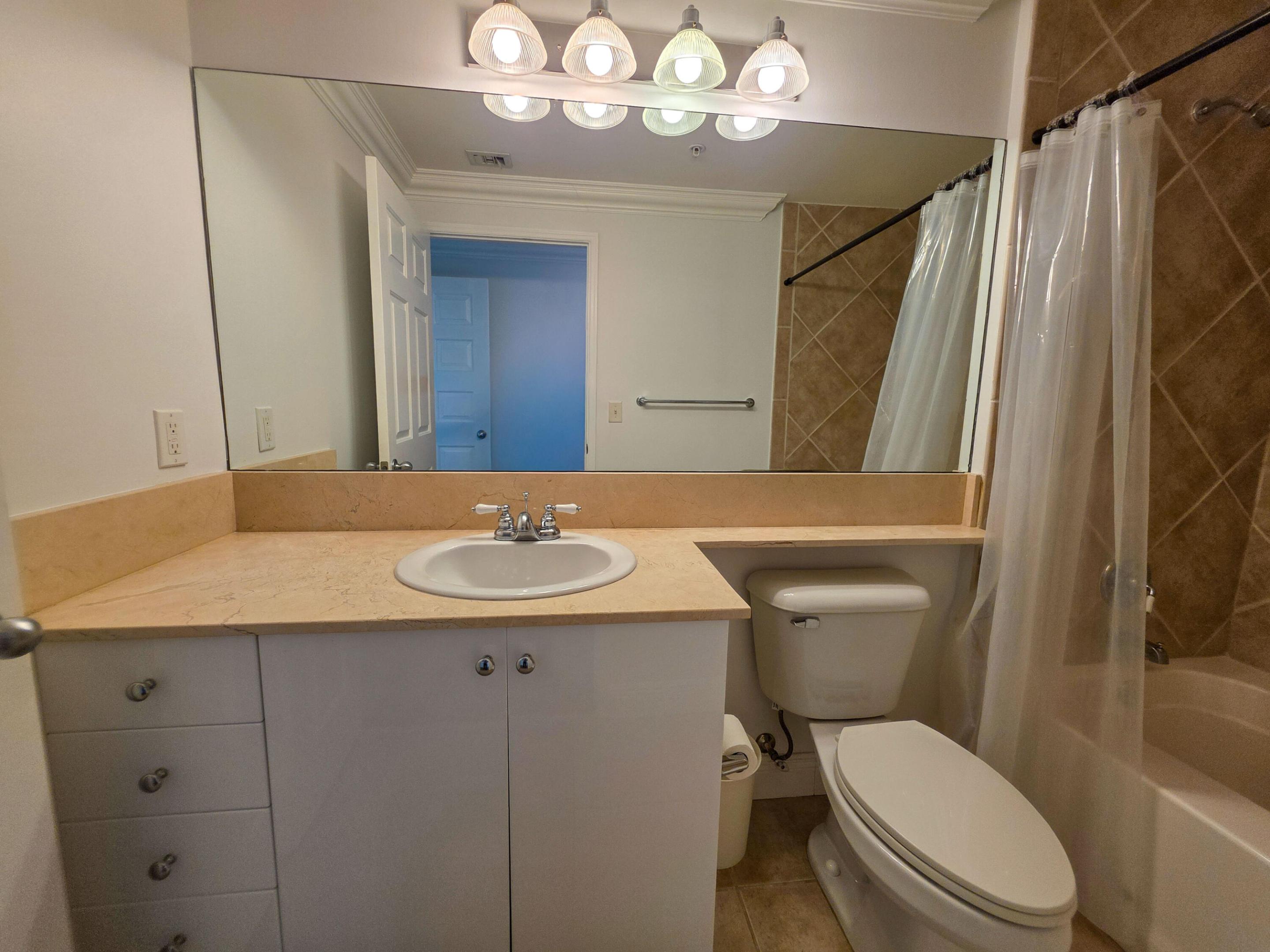 806 E Windward #323, Lantana FL 33462