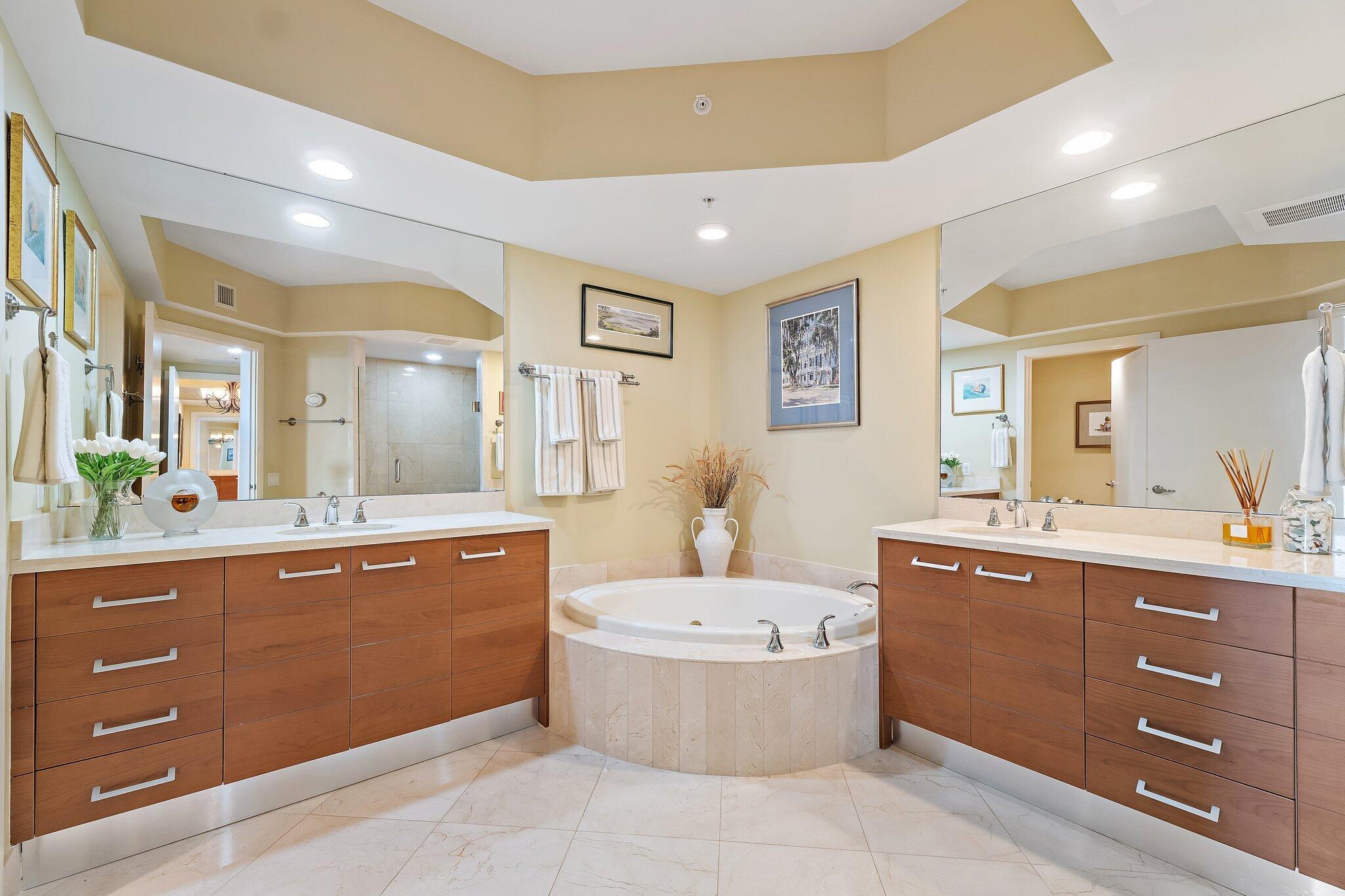 3620 Gardens #902b, Palm Beach Gardens FL 33410