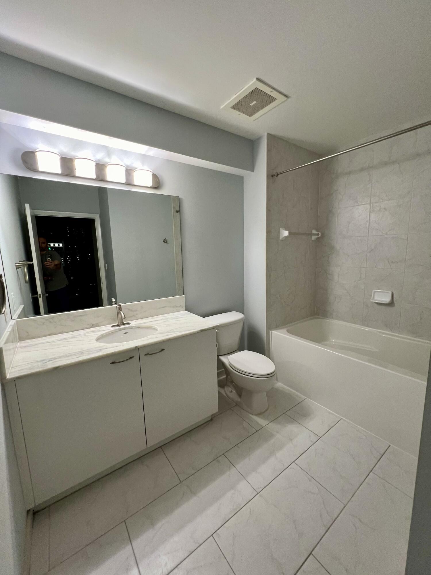 133 NE 2nd #1006, Miami FL 33132