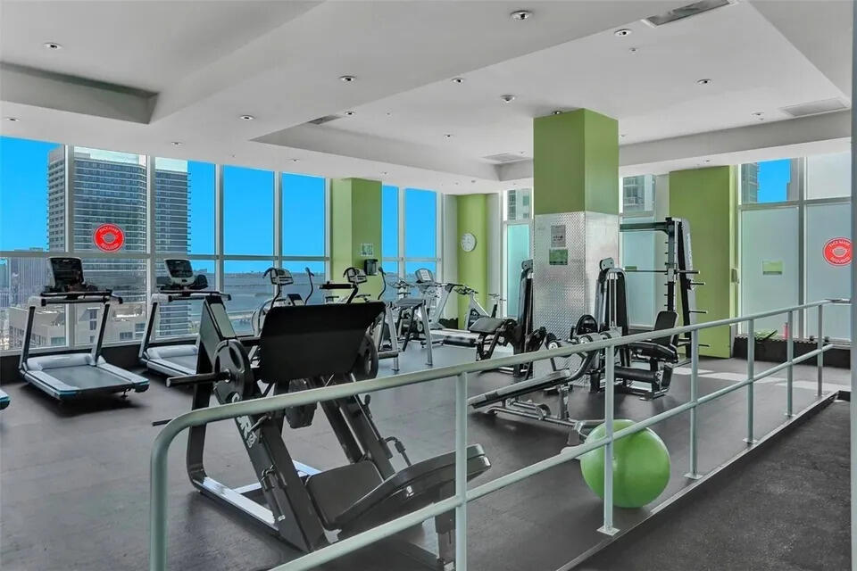 133 NE 2nd #1006, Miami FL 33132