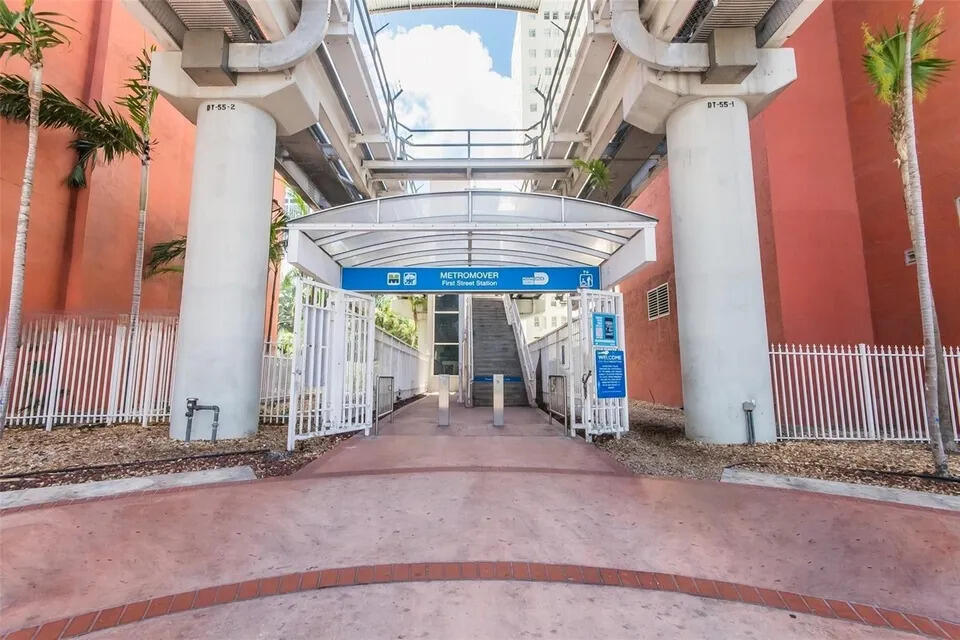 133 NE 2nd #1006, Miami FL 33132
