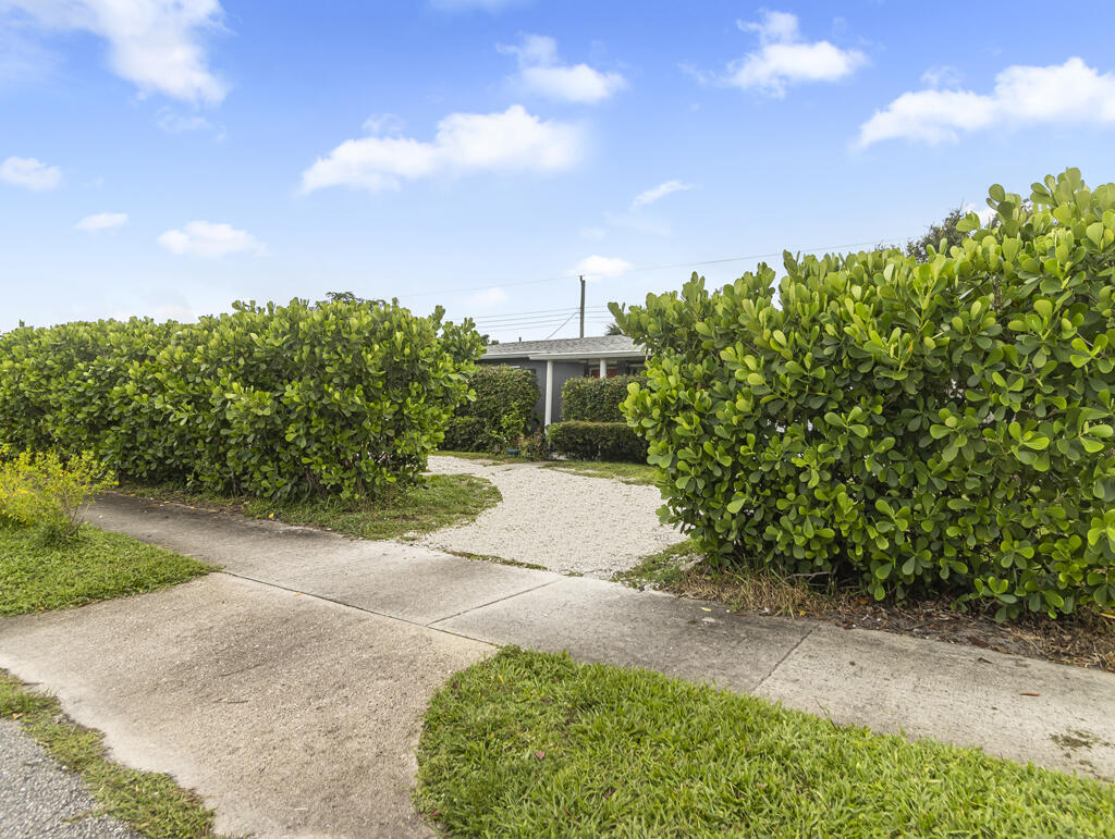 532 Foresteria, West Palm Beach FL 33403