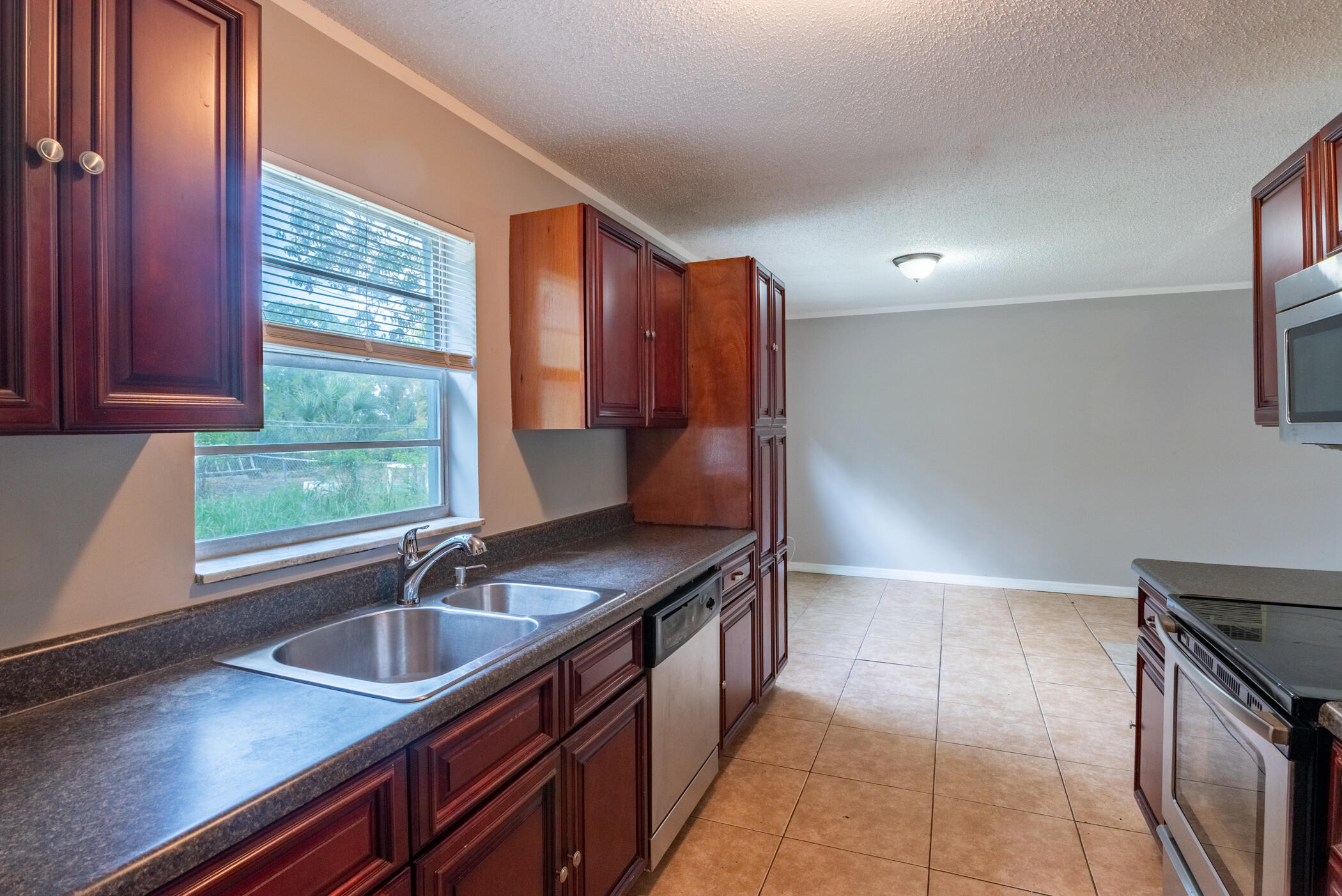 1218 Giller, Mangonia Park FL 33407
