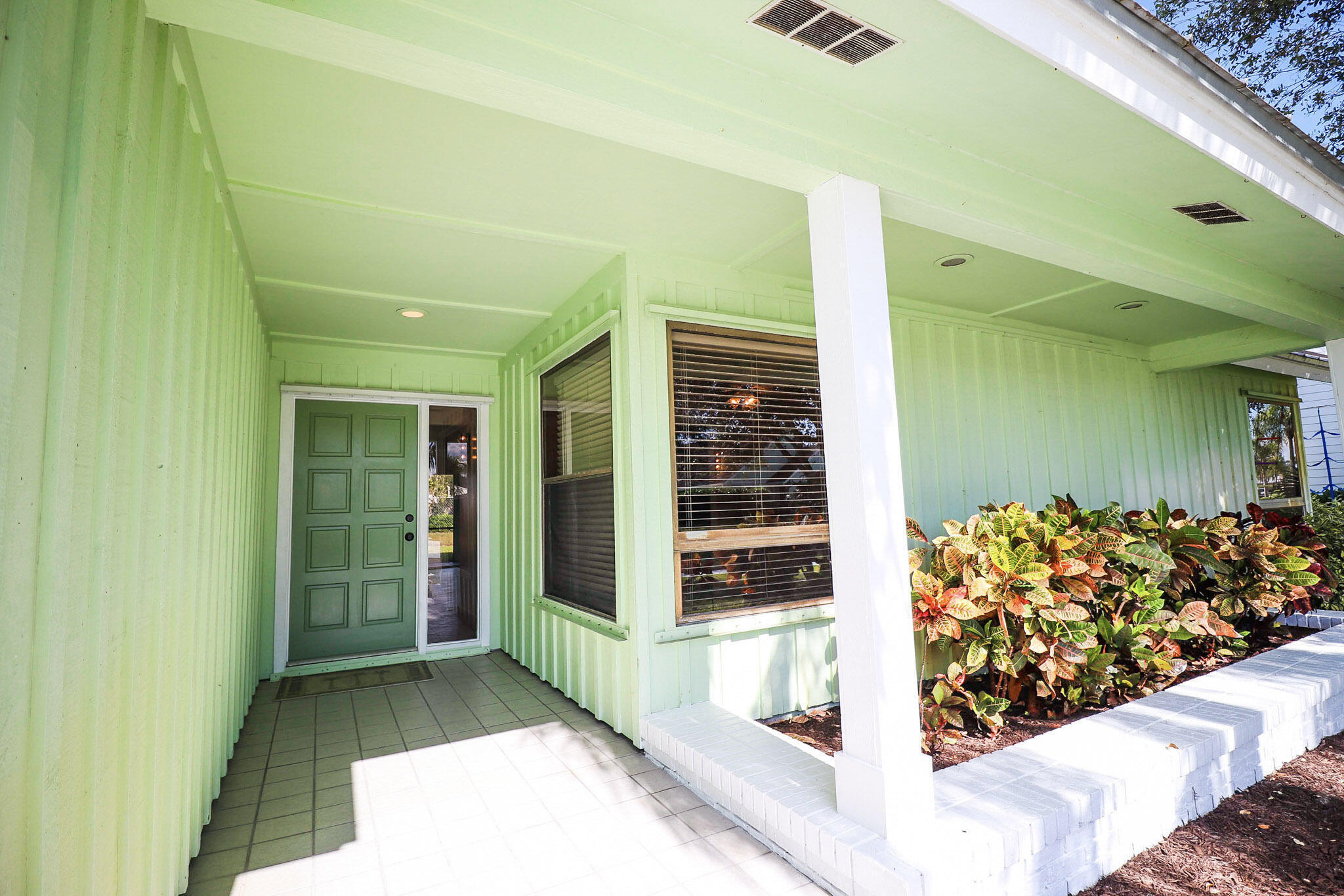 65 W Pinehill Trl, Tequesta FL 33469