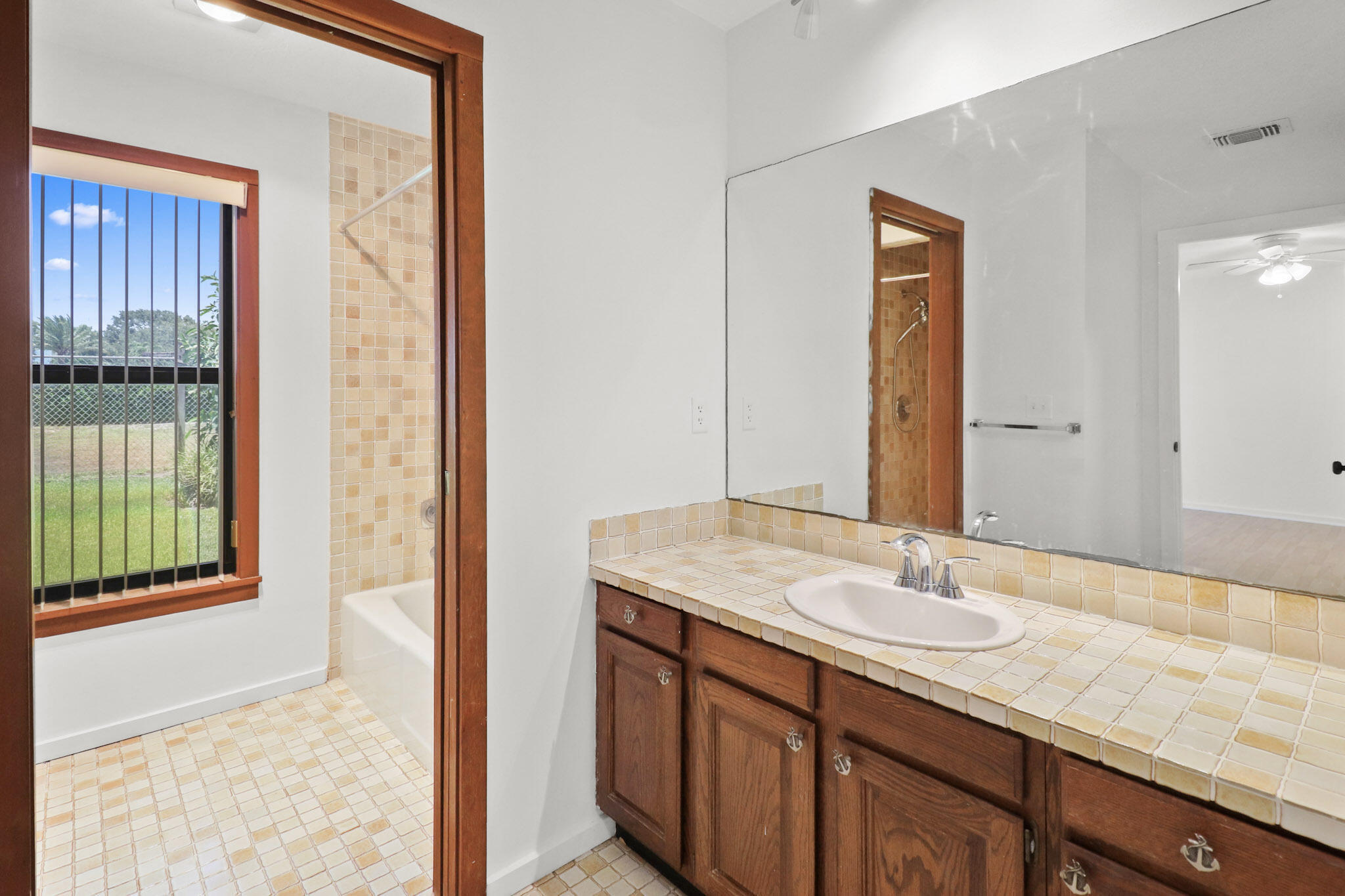 65 W Pinehill Trl, Tequesta FL 33469