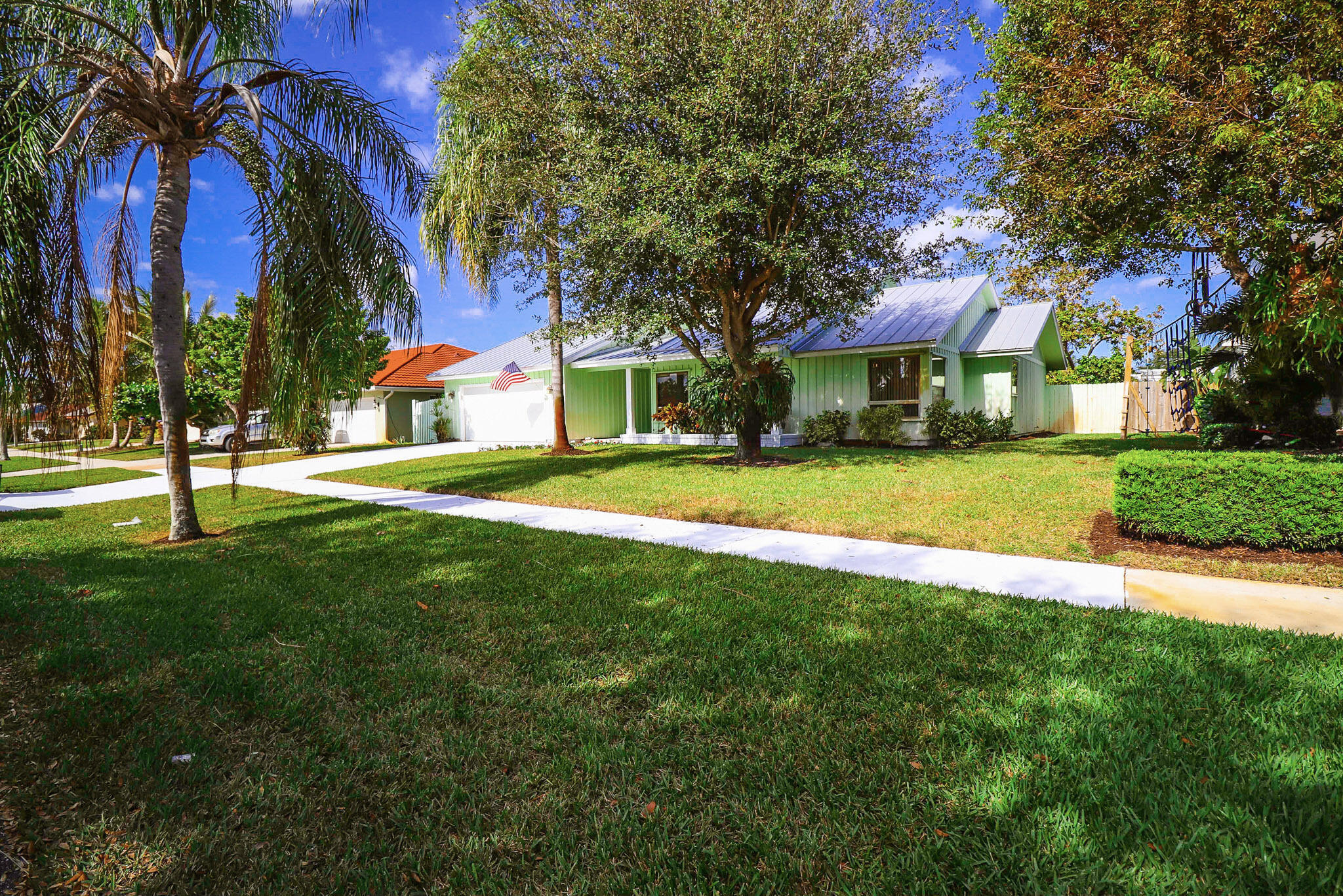 65 W Pinehill Trl, Tequesta FL 33469