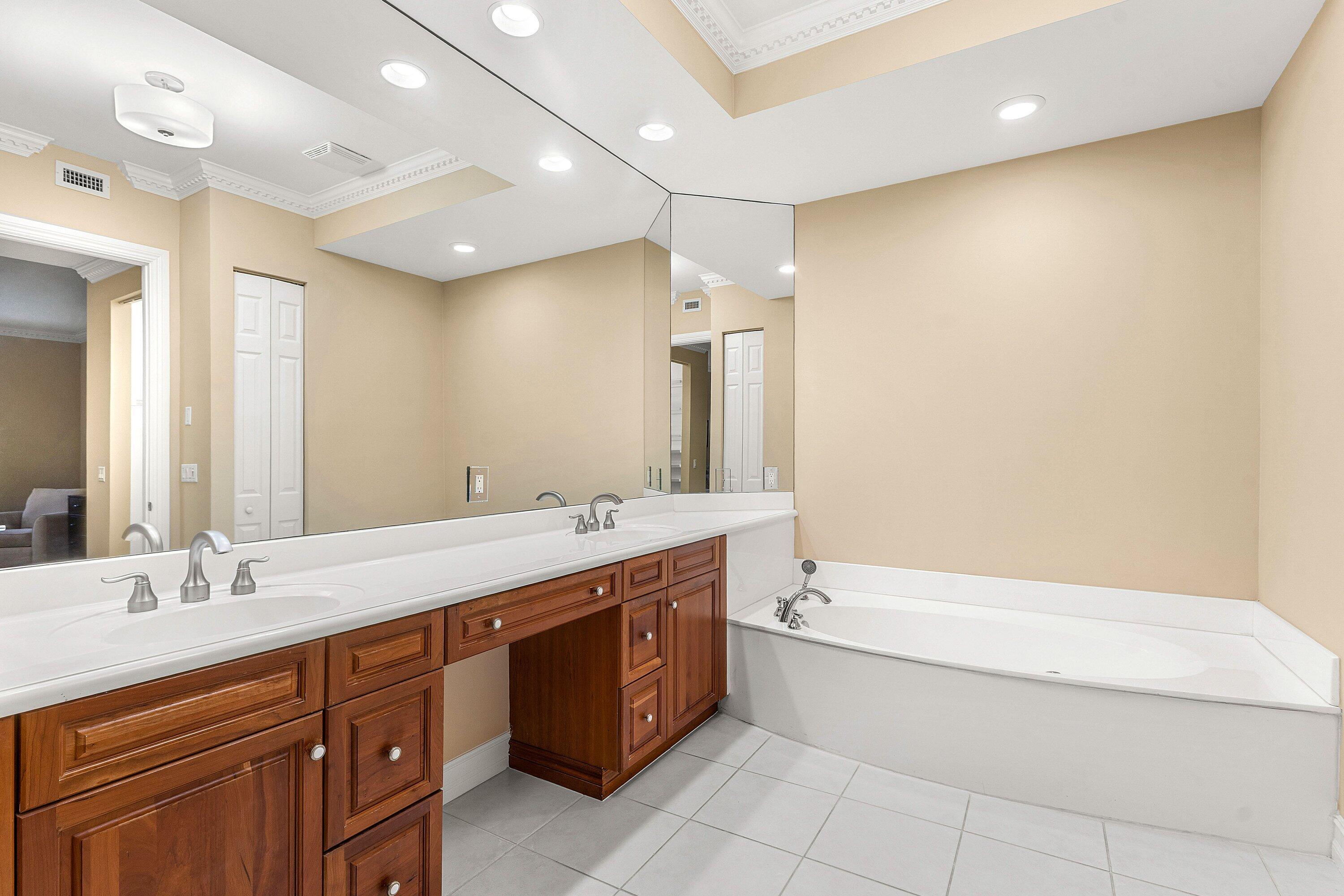 101 Palm Bay #A, Palm Beach Gardens FL 33418