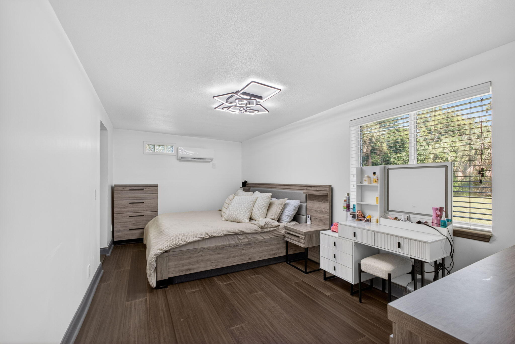 5500 West, Mangonia Park FL 33407