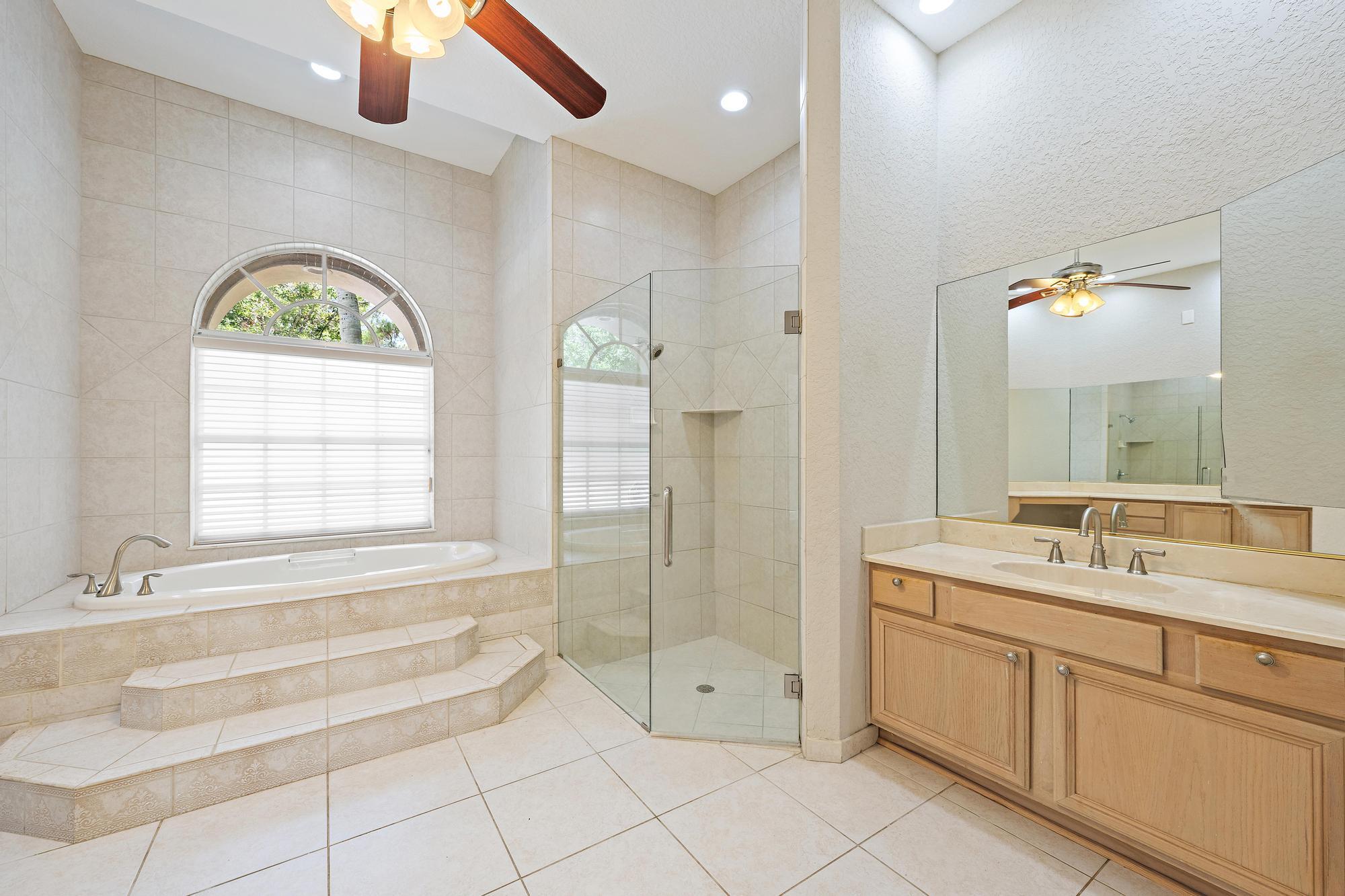 7087 N 155th Pl, Palm Beach Gardens FL 33418