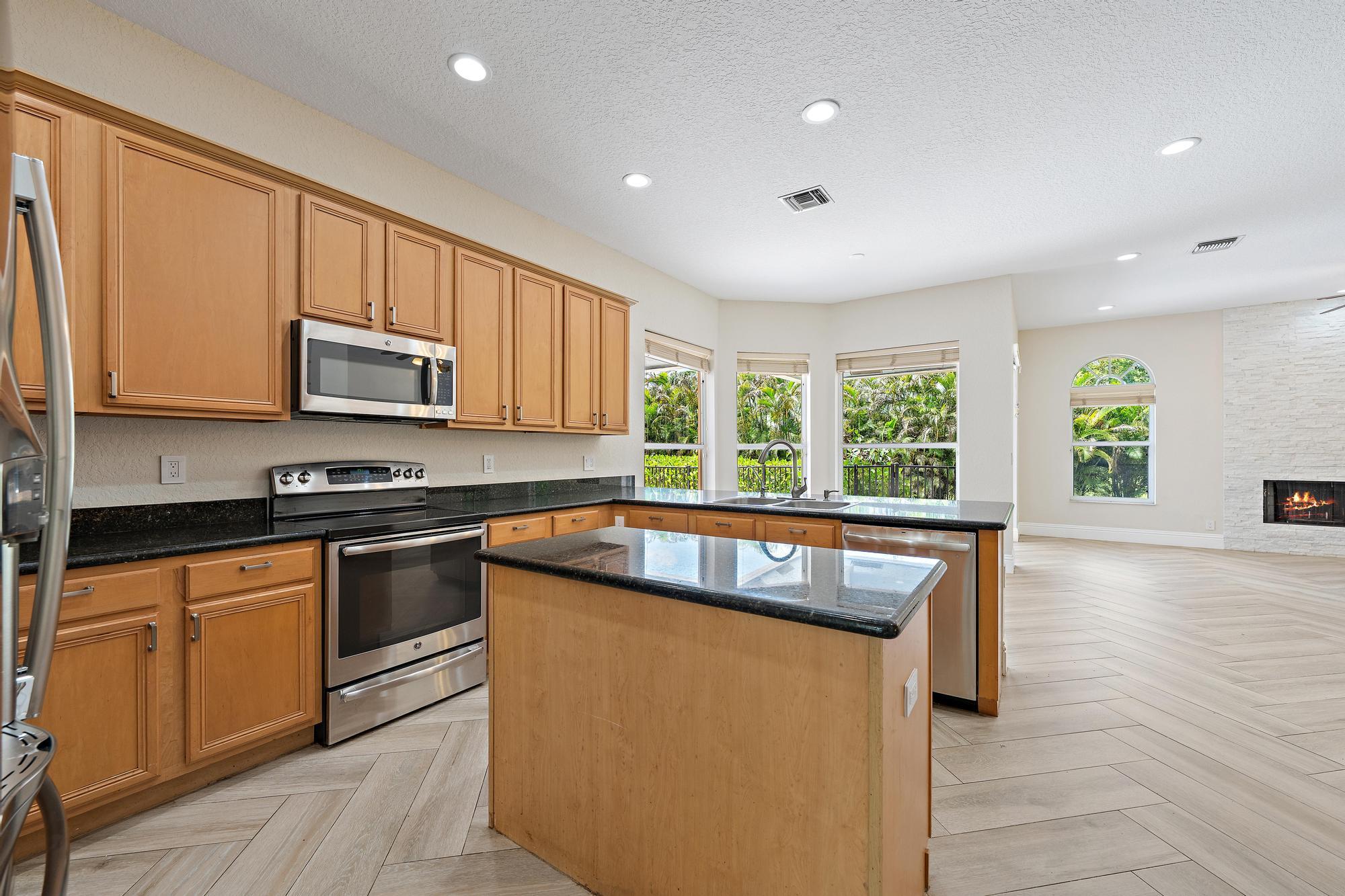 7087 N 155th Pl, Palm Beach Gardens FL 33418
