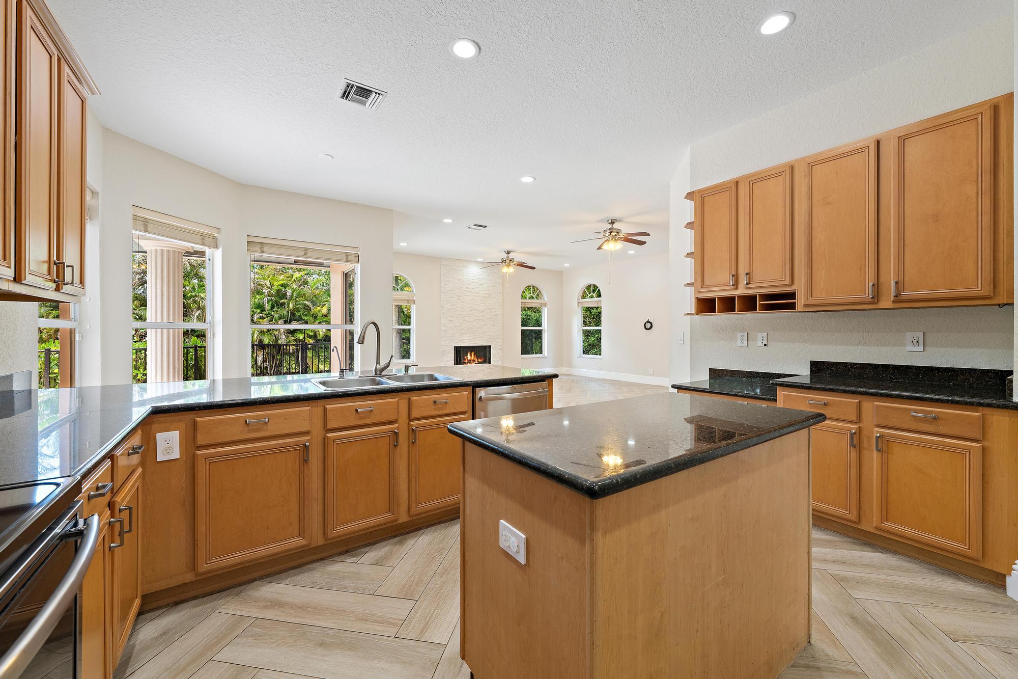 7087 N 155th Pl, Palm Beach Gardens FL 33418