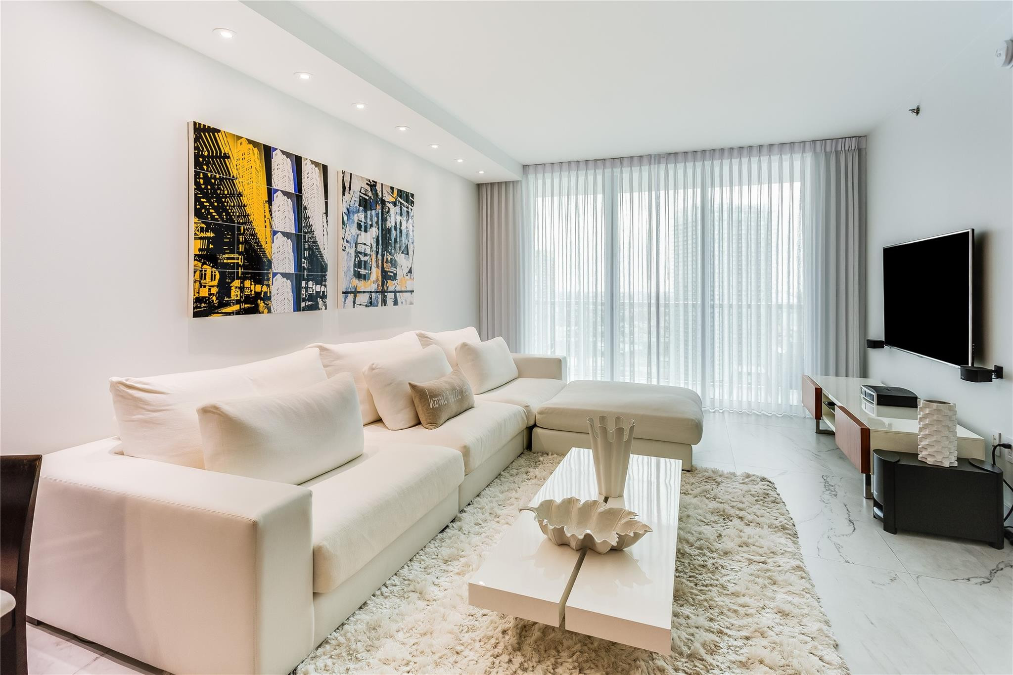 55 SE 6th #3500, Miami FL 33131