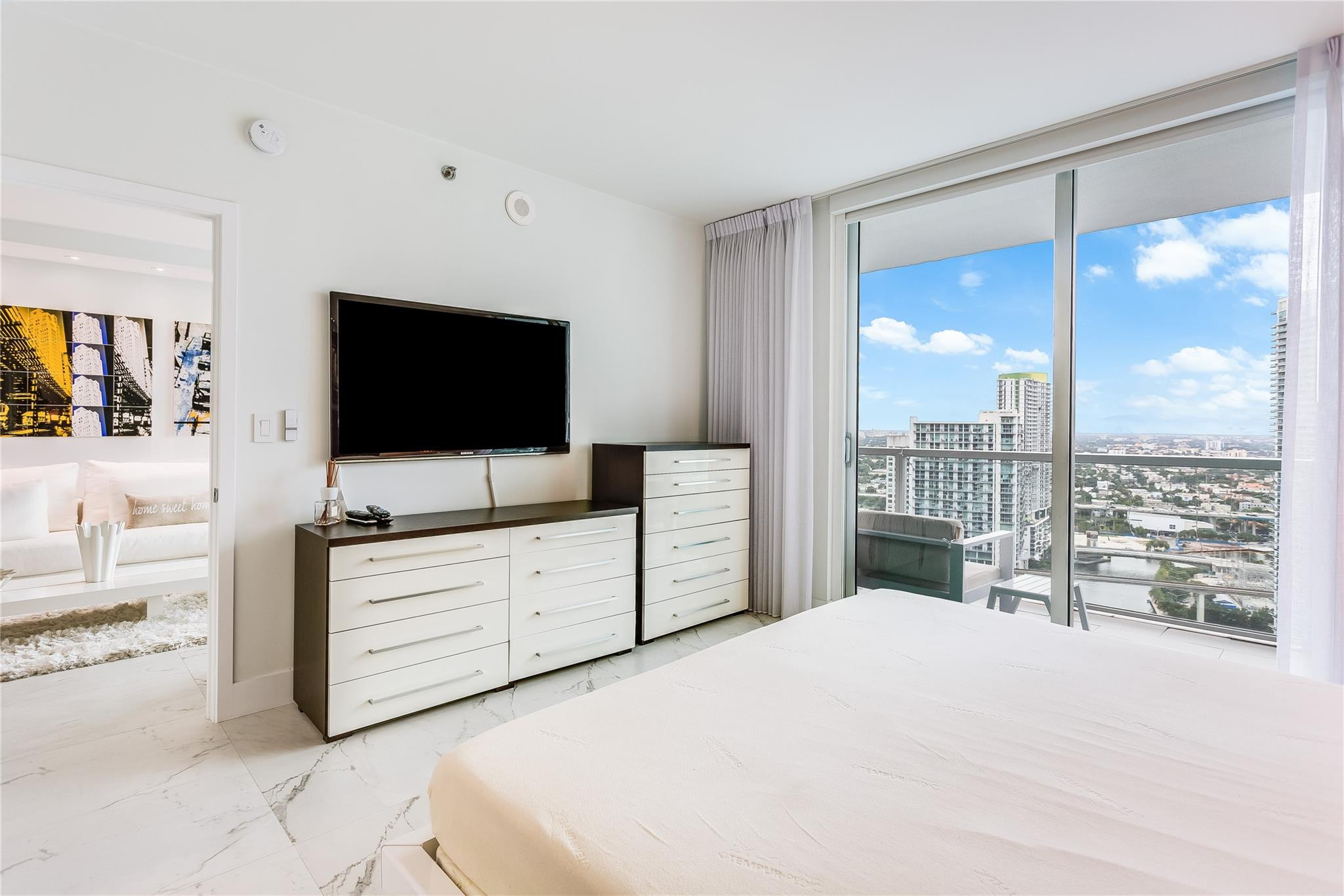 55 SE 6th #3500, Miami FL 33131