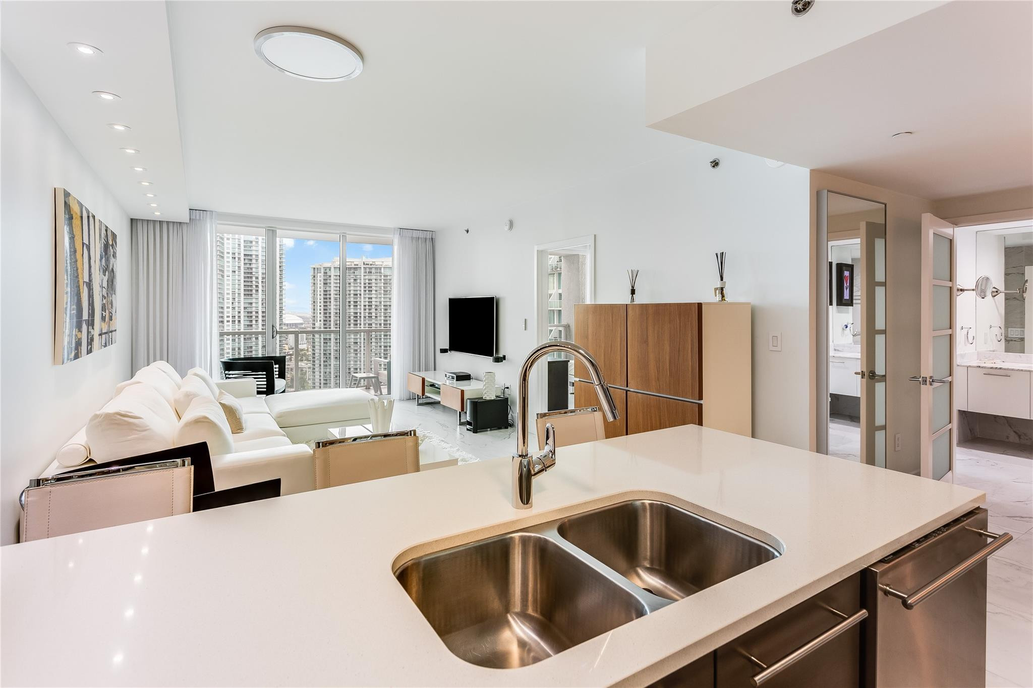 55 SE 6th #3500, Miami FL 33131