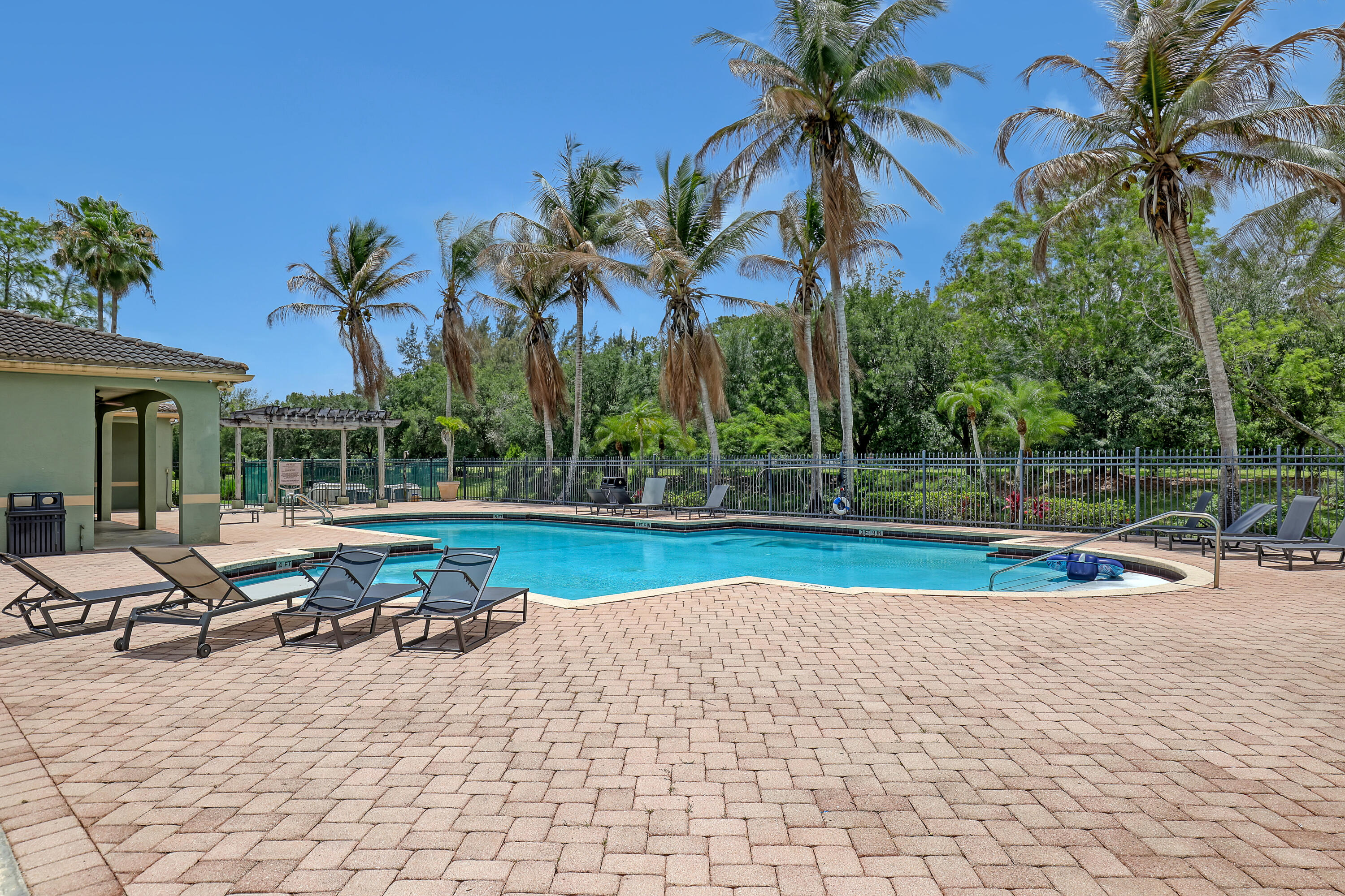 340 Crestwood #302, Royal Palm Beach FL 33411