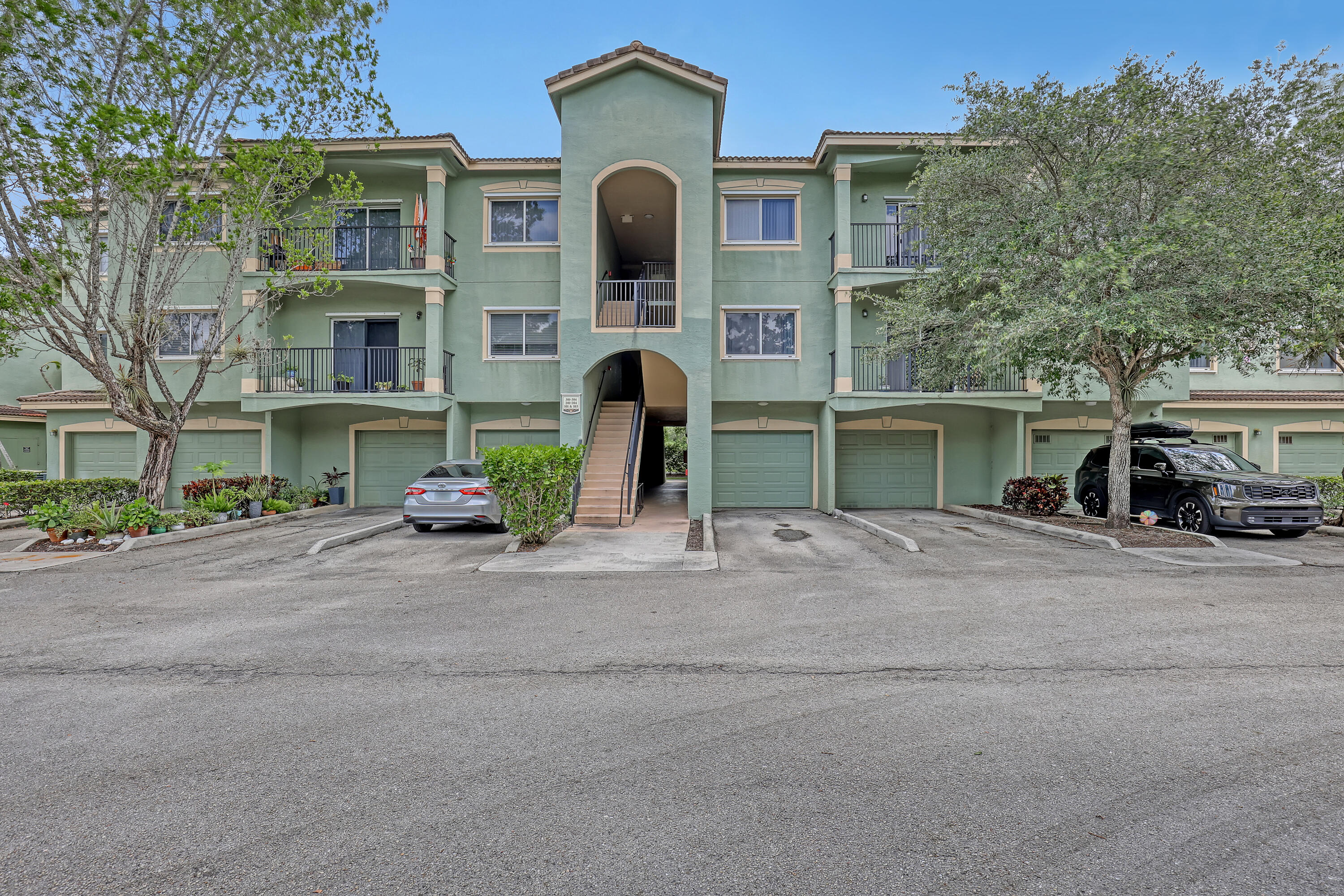 340 Crestwood #302, Royal Palm Beach FL 33411