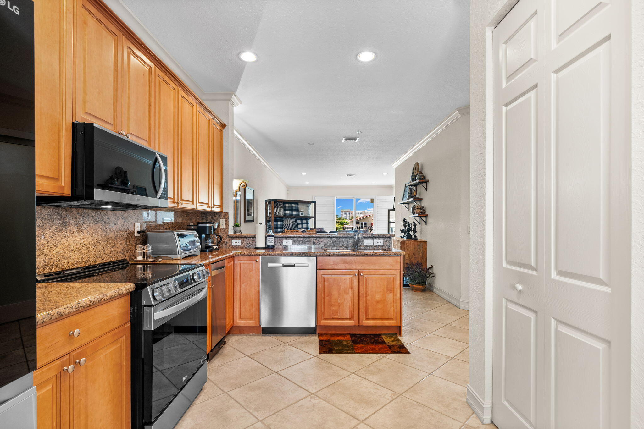 2720 NE 15th #303, Fort Lauderdale FL 33304
