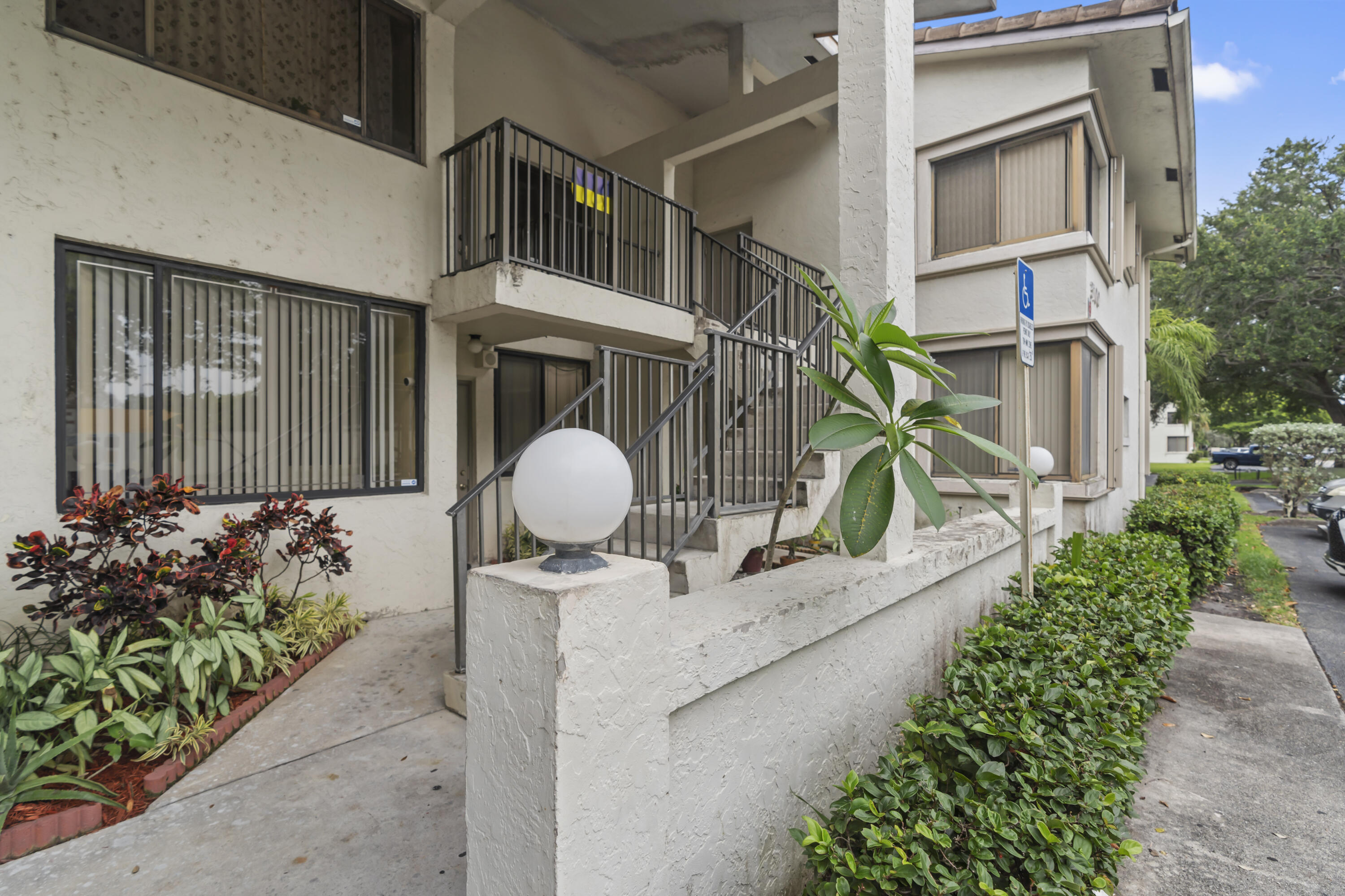 3100 NW 46th #107, Oakland Park FL 33309