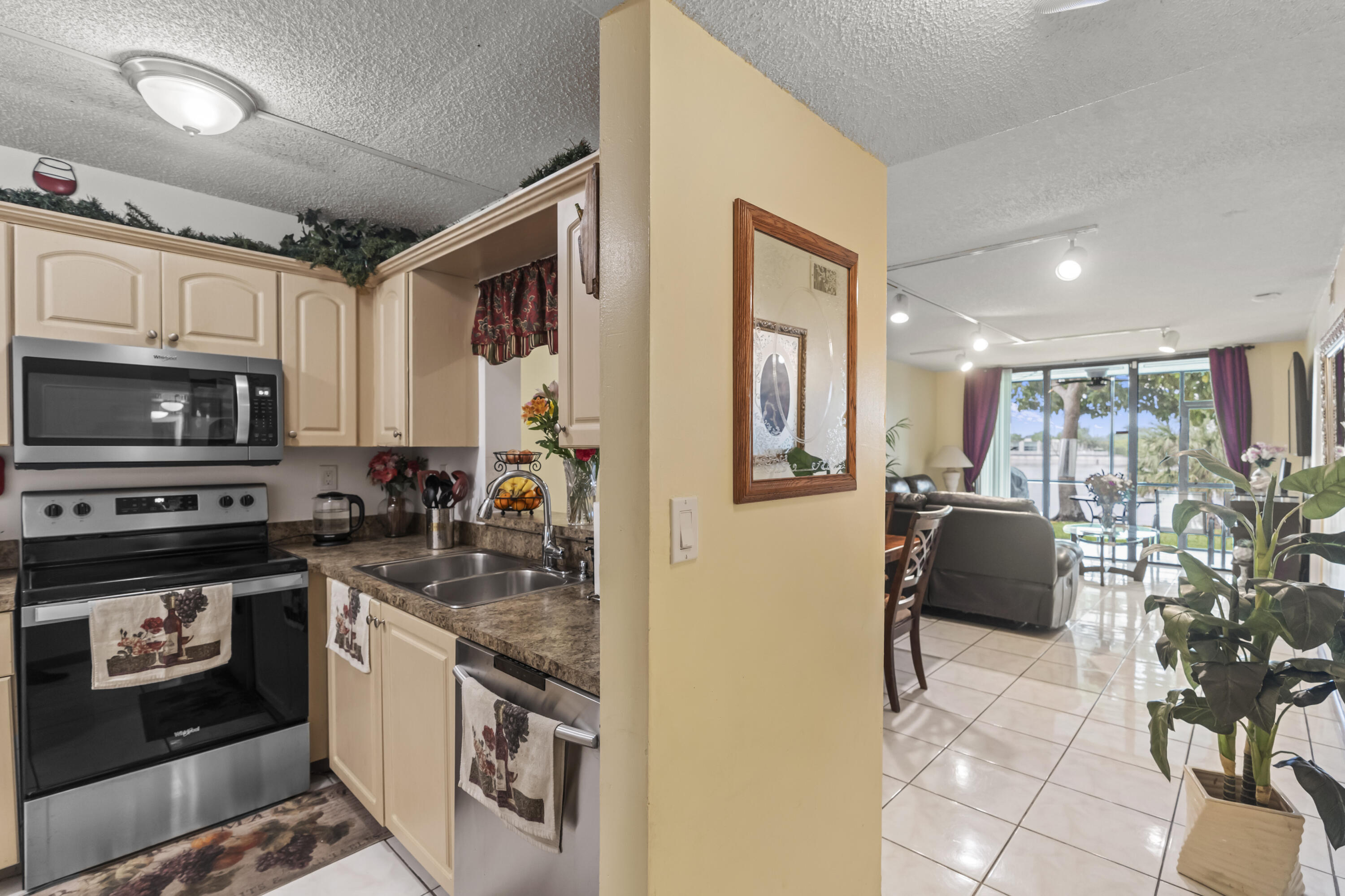 3100 NW 46th #107, Oakland Park FL 33309