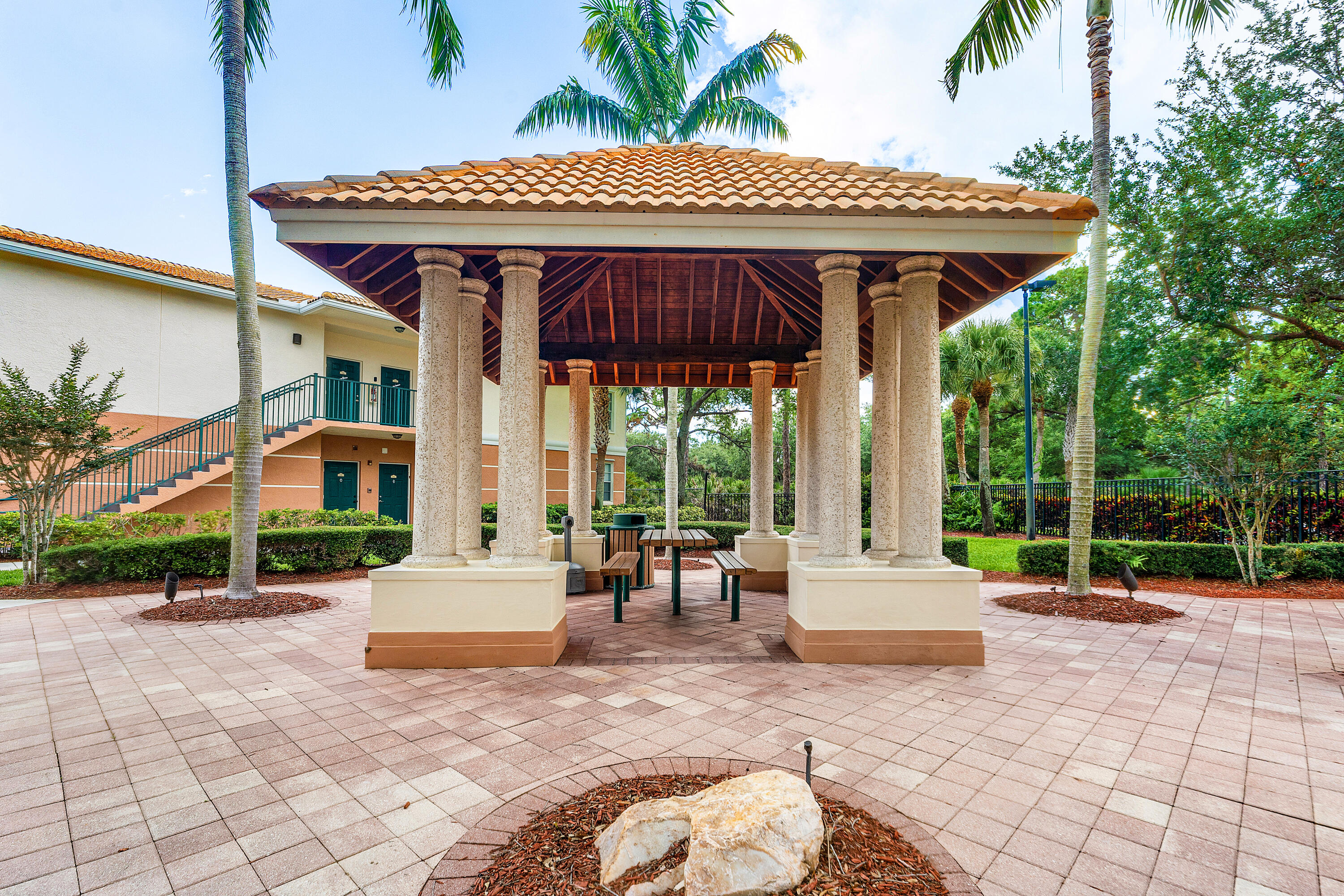 1208 E Myrtlewood Cir, Palm Beach Gardens FL 33418