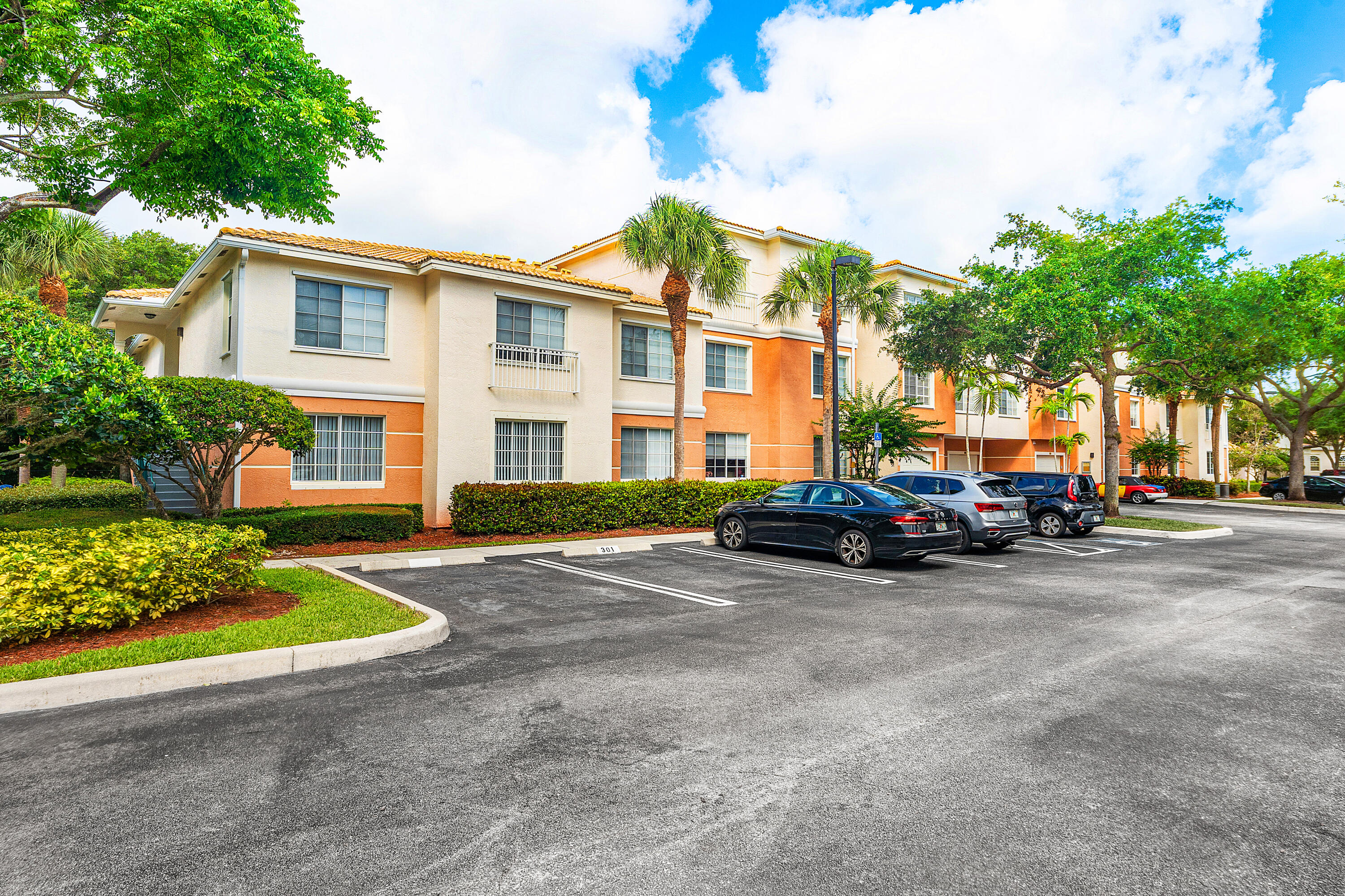 1208 E Myrtlewood Cir, Palm Beach Gardens FL 33418