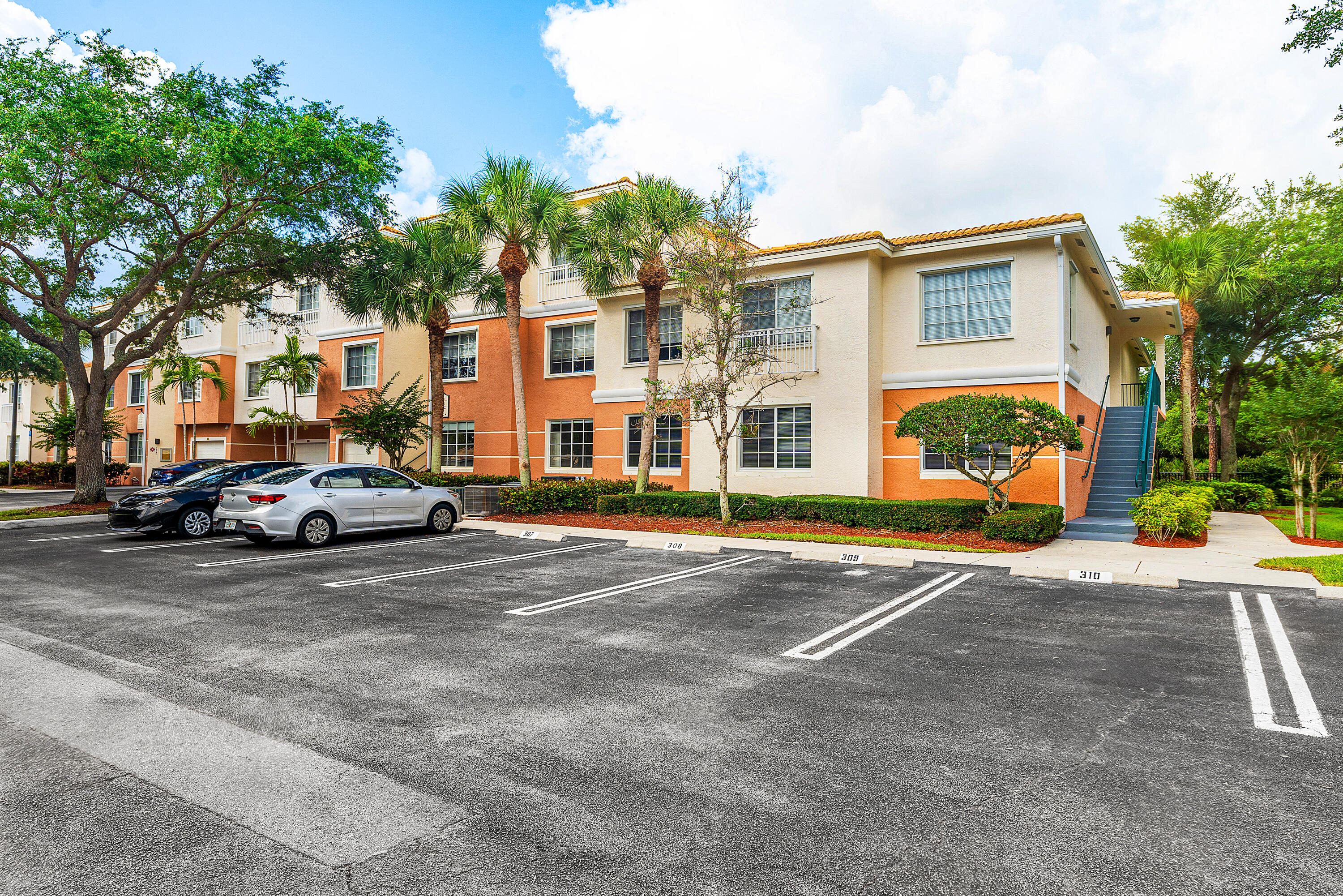 1208 E Myrtlewood Cir, Palm Beach Gardens FL 33418