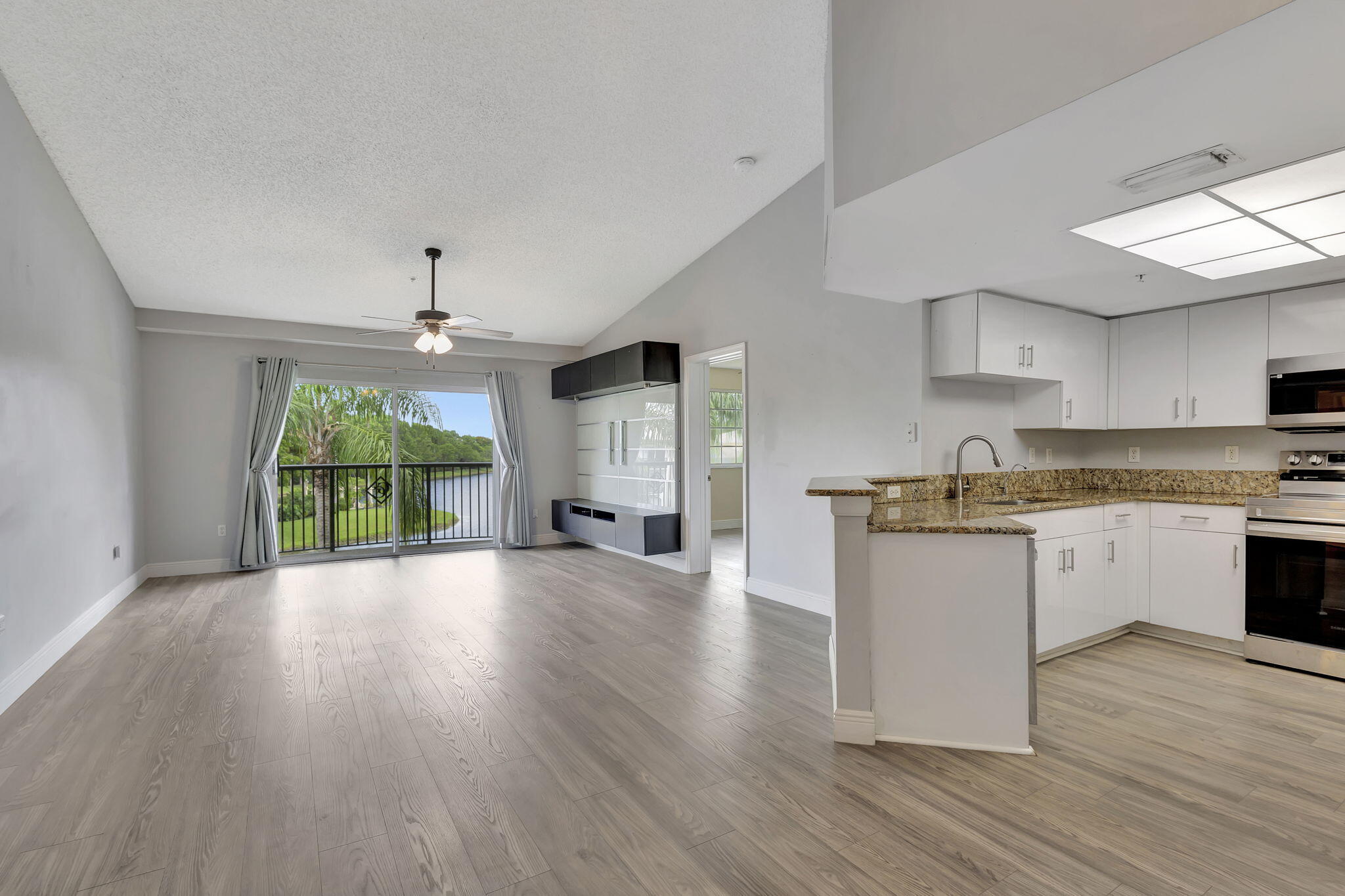 600 N Crestwood Ct #609, Royal Palm Beach FL 33411