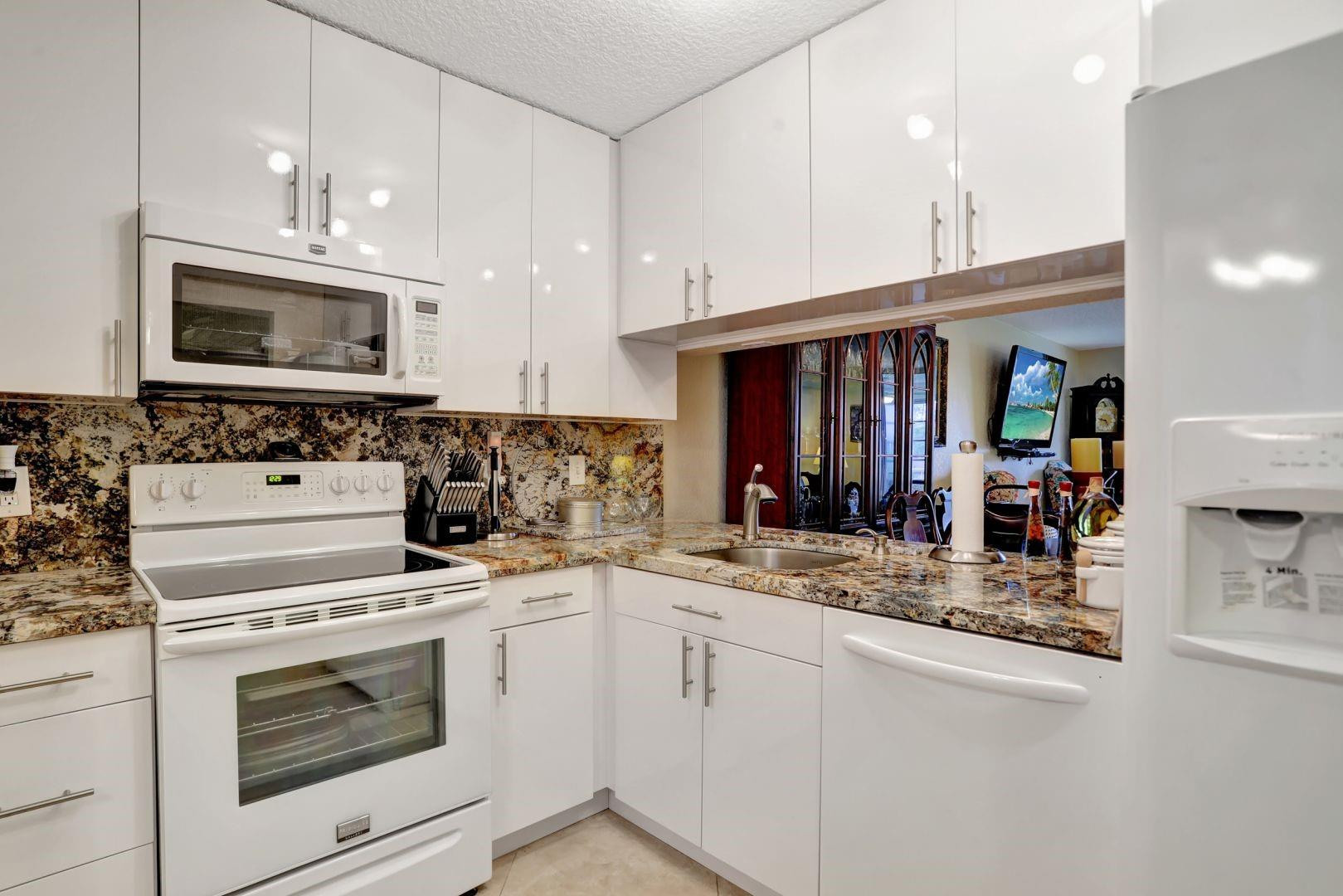 7561 NW 1st #302, Margate FL 33063