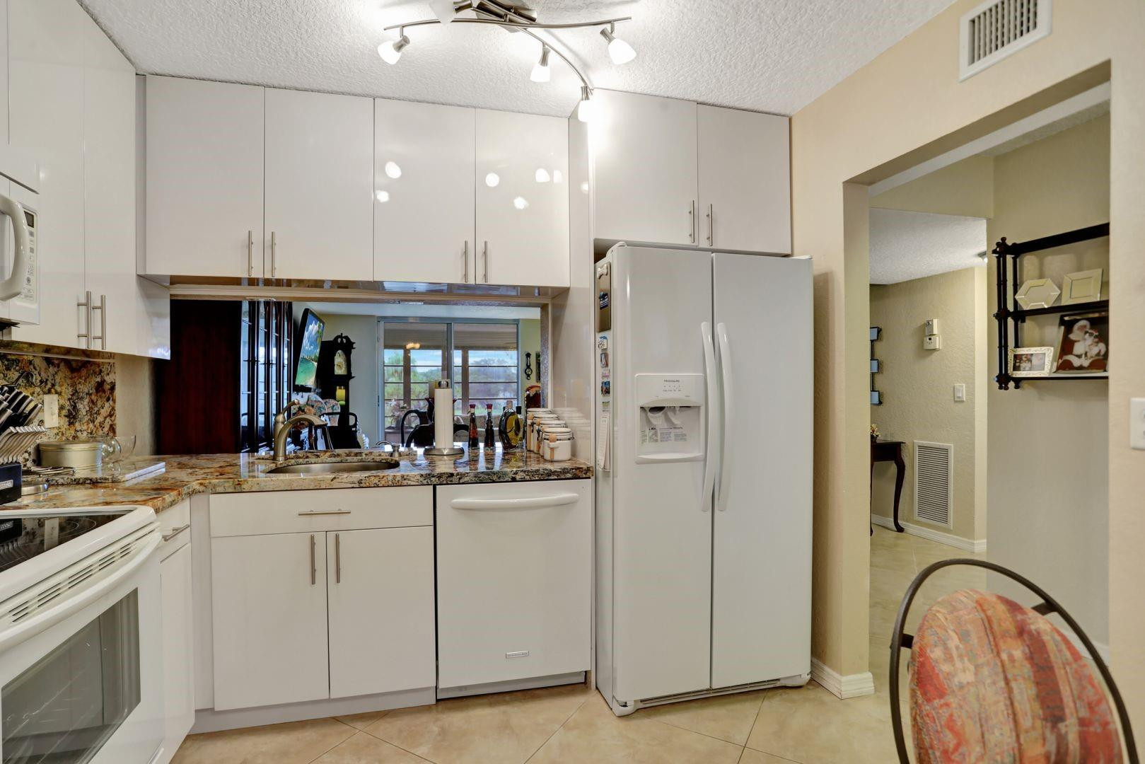 7561 NW 1st #302, Margate FL 33063