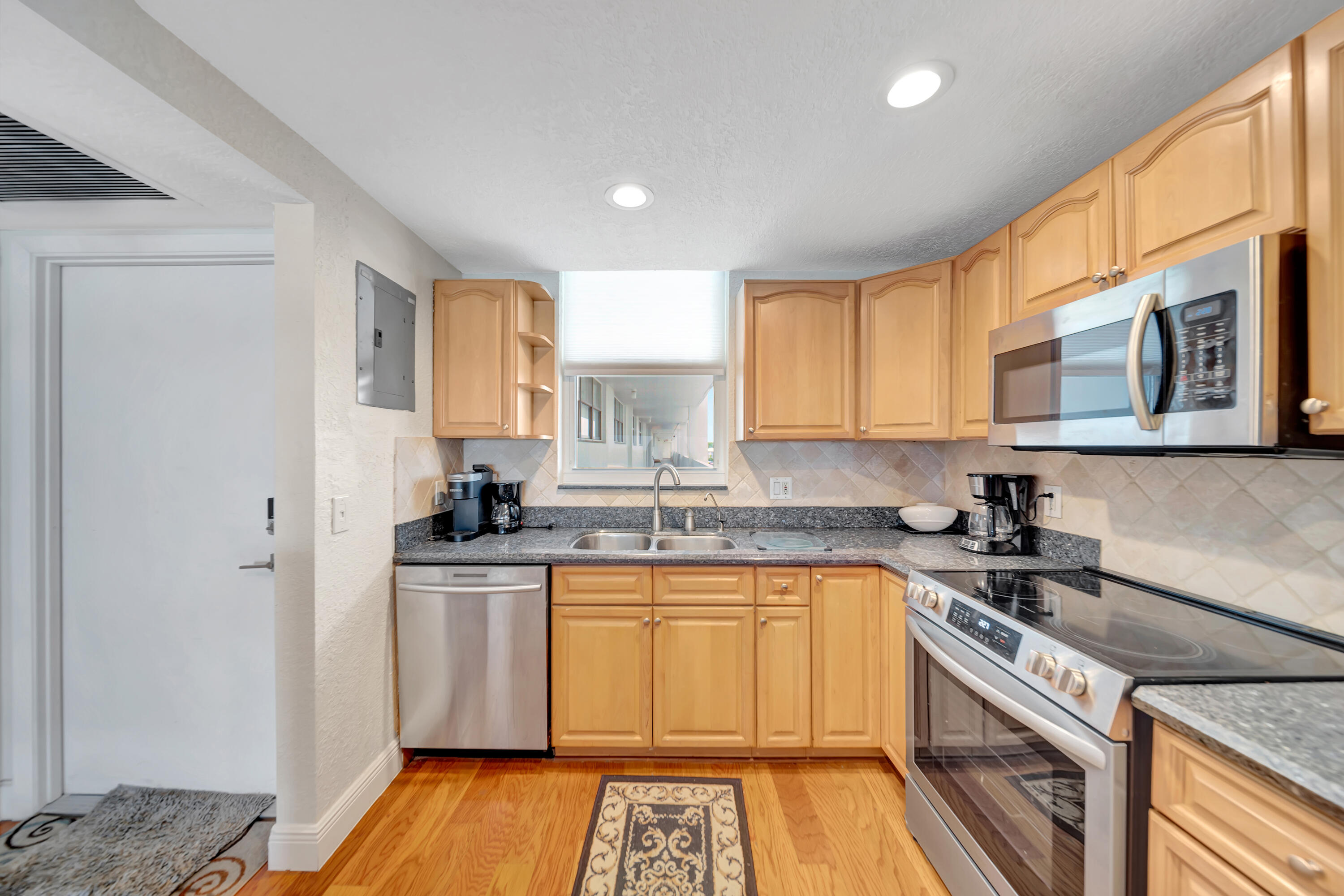 3100 NE 49 #403, Fort Lauderdale FL 33308