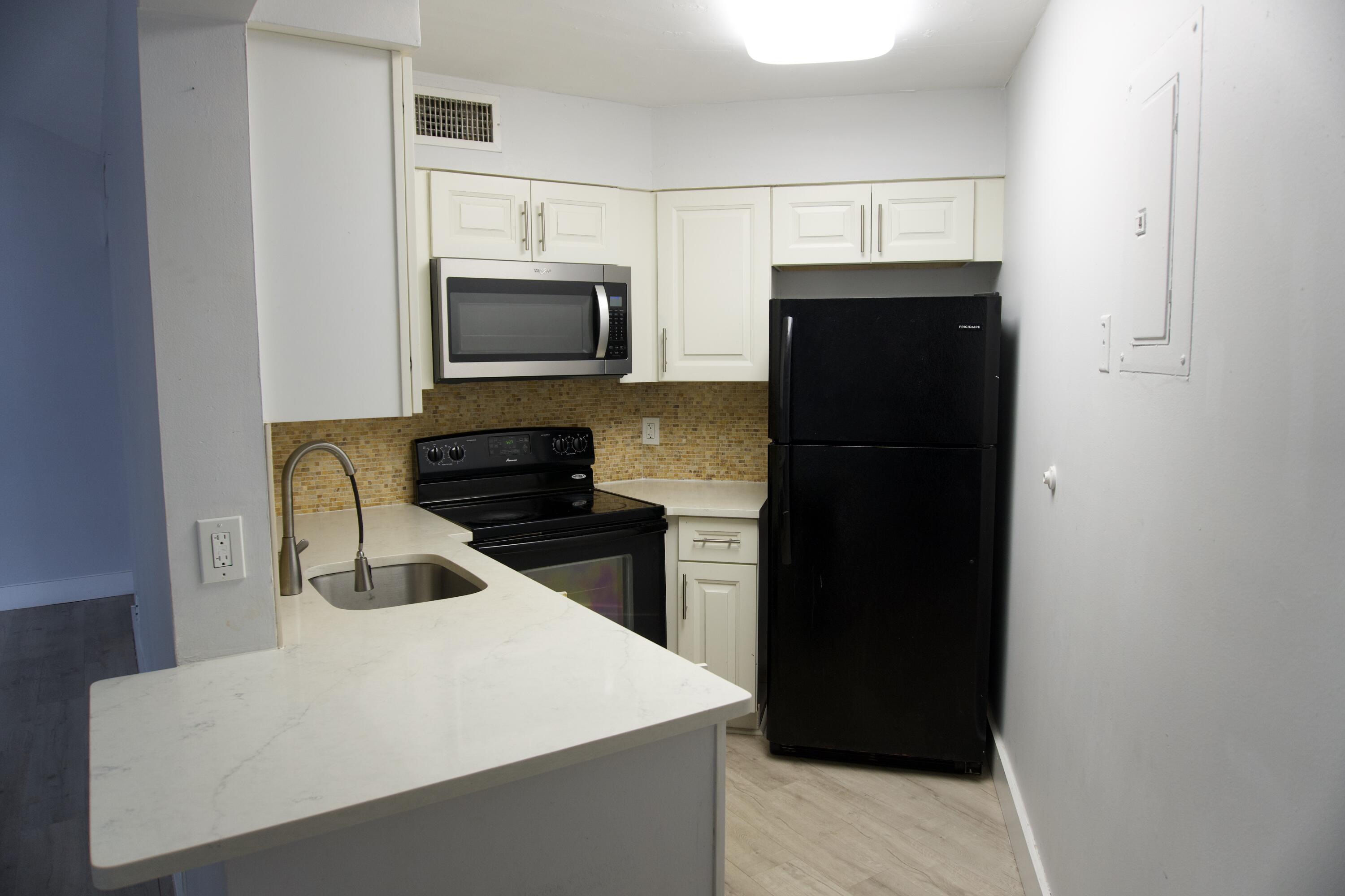 213 Lake Pointe #211, Oakland Park FL 33309