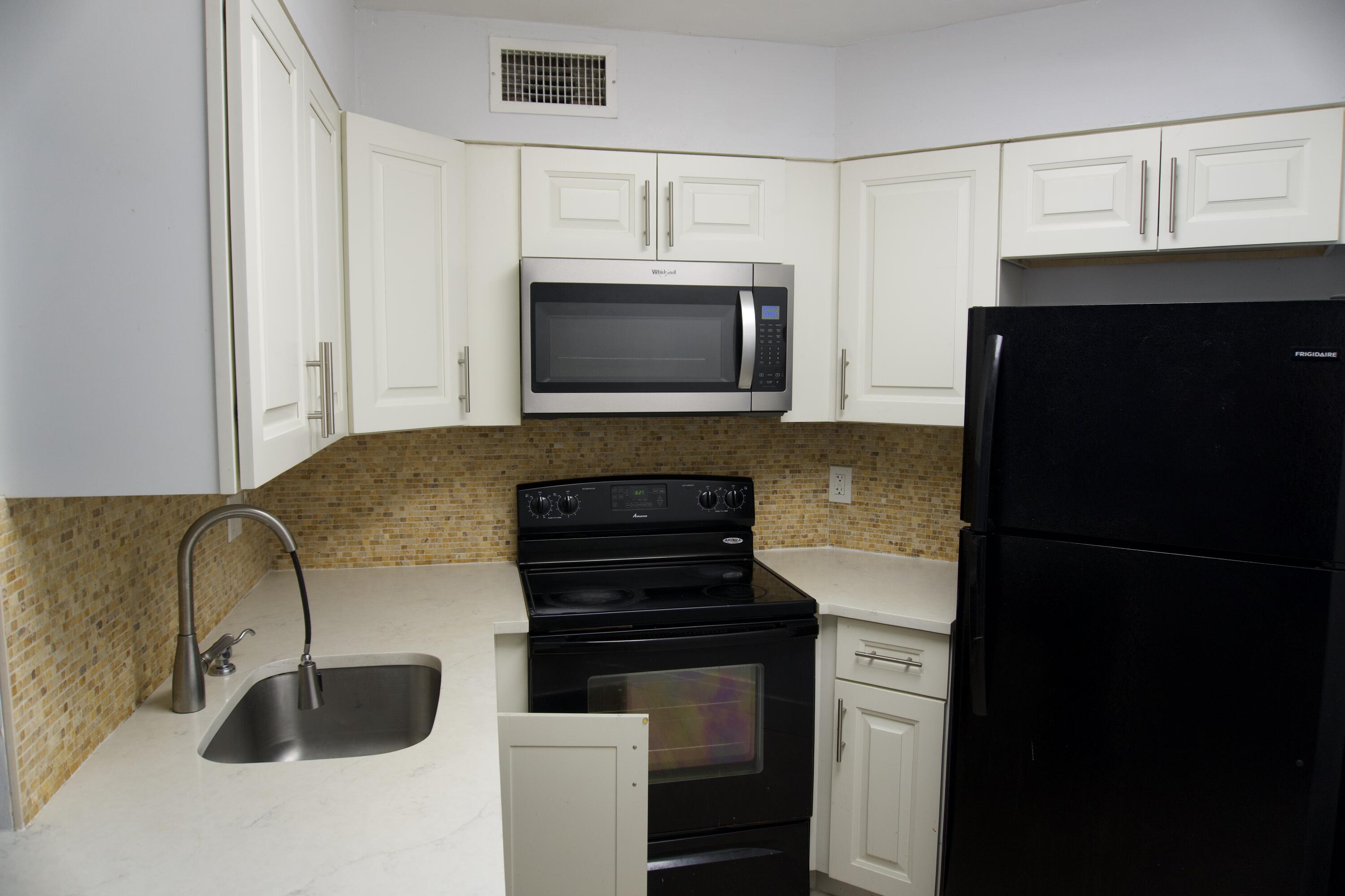 213 Lake Pointe #211, Oakland Park FL 33309