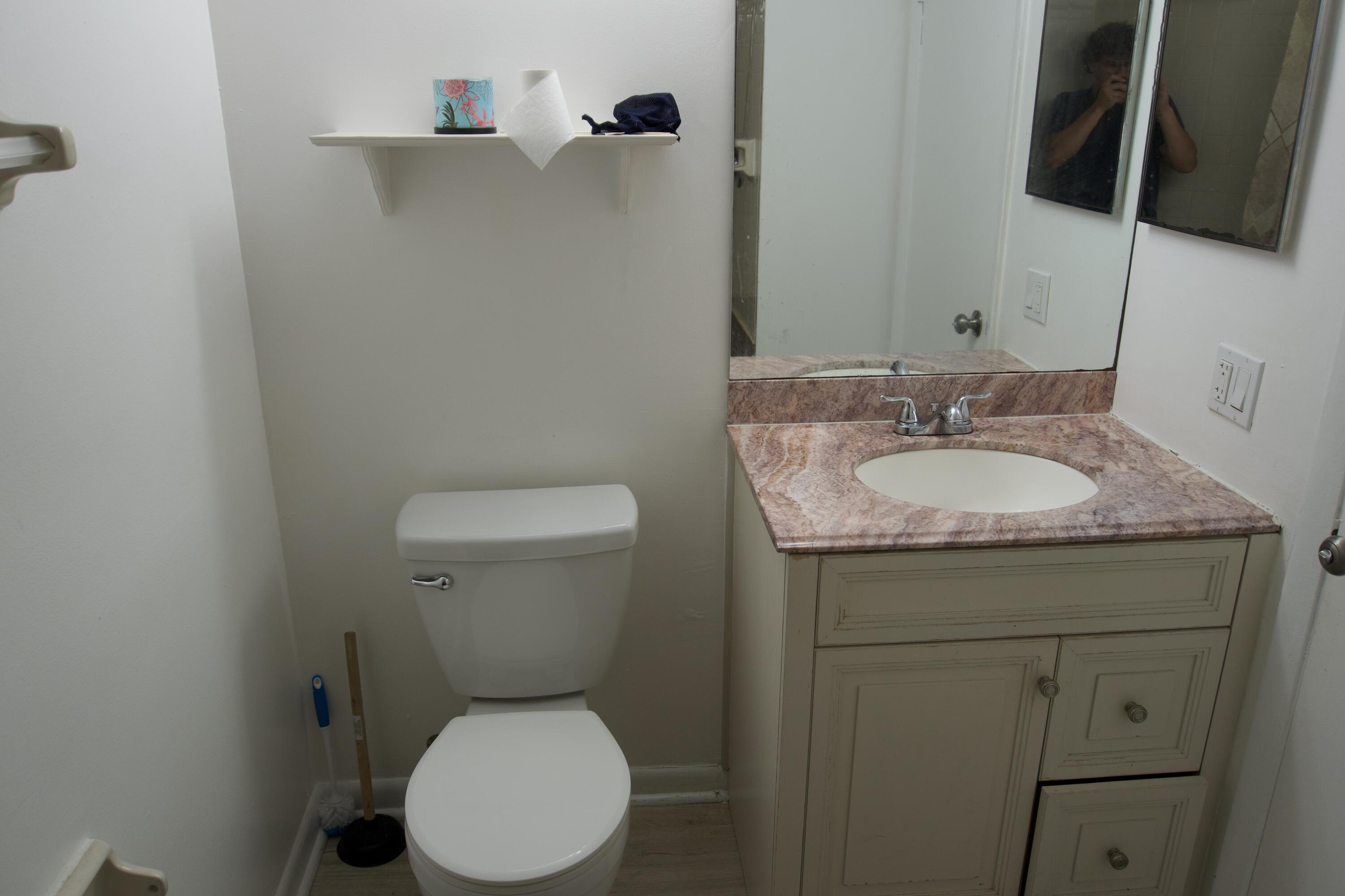 213 Lake Pointe #211, Oakland Park FL 33309