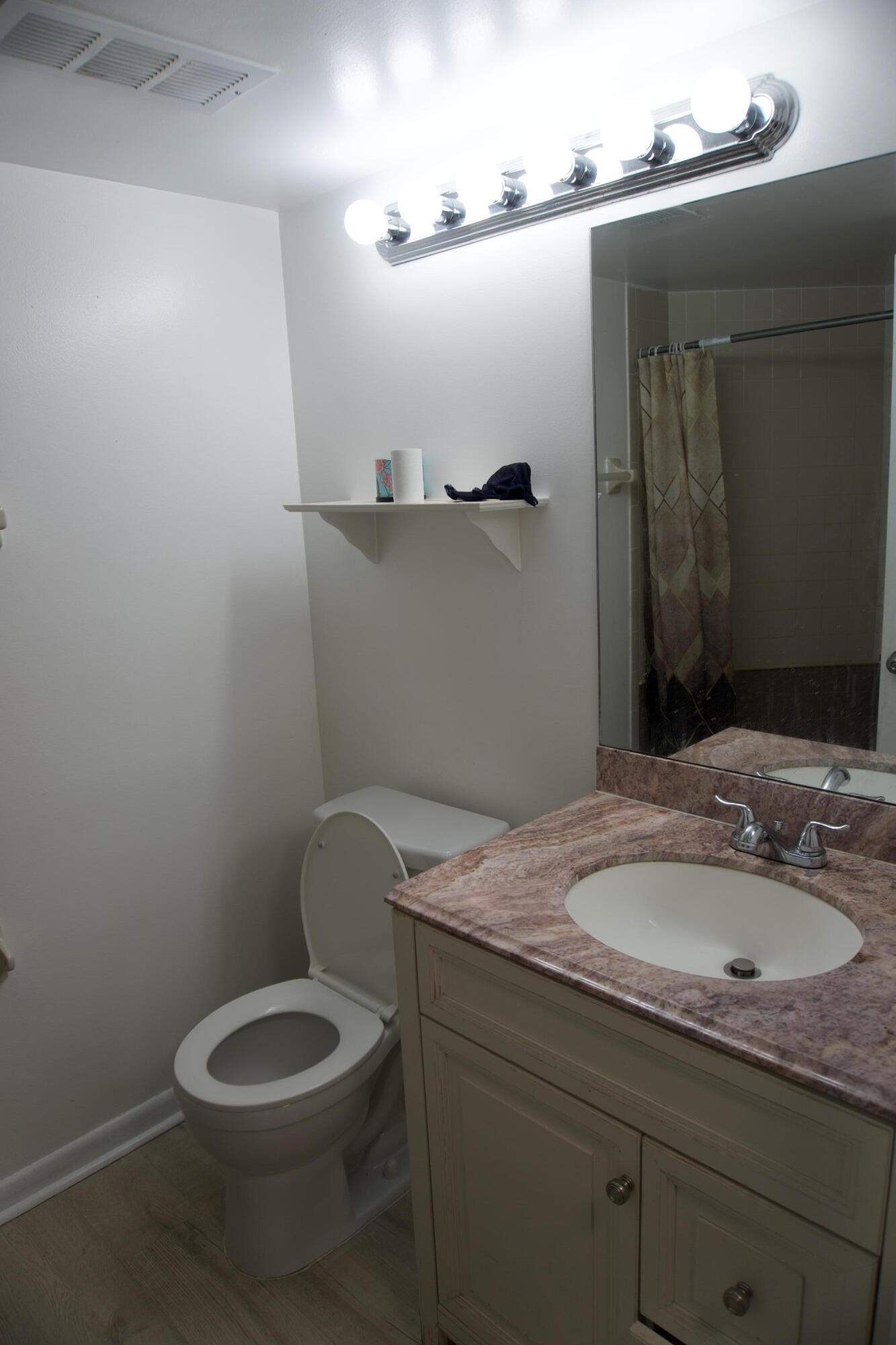 213 Lake Pointe #211, Oakland Park FL 33309