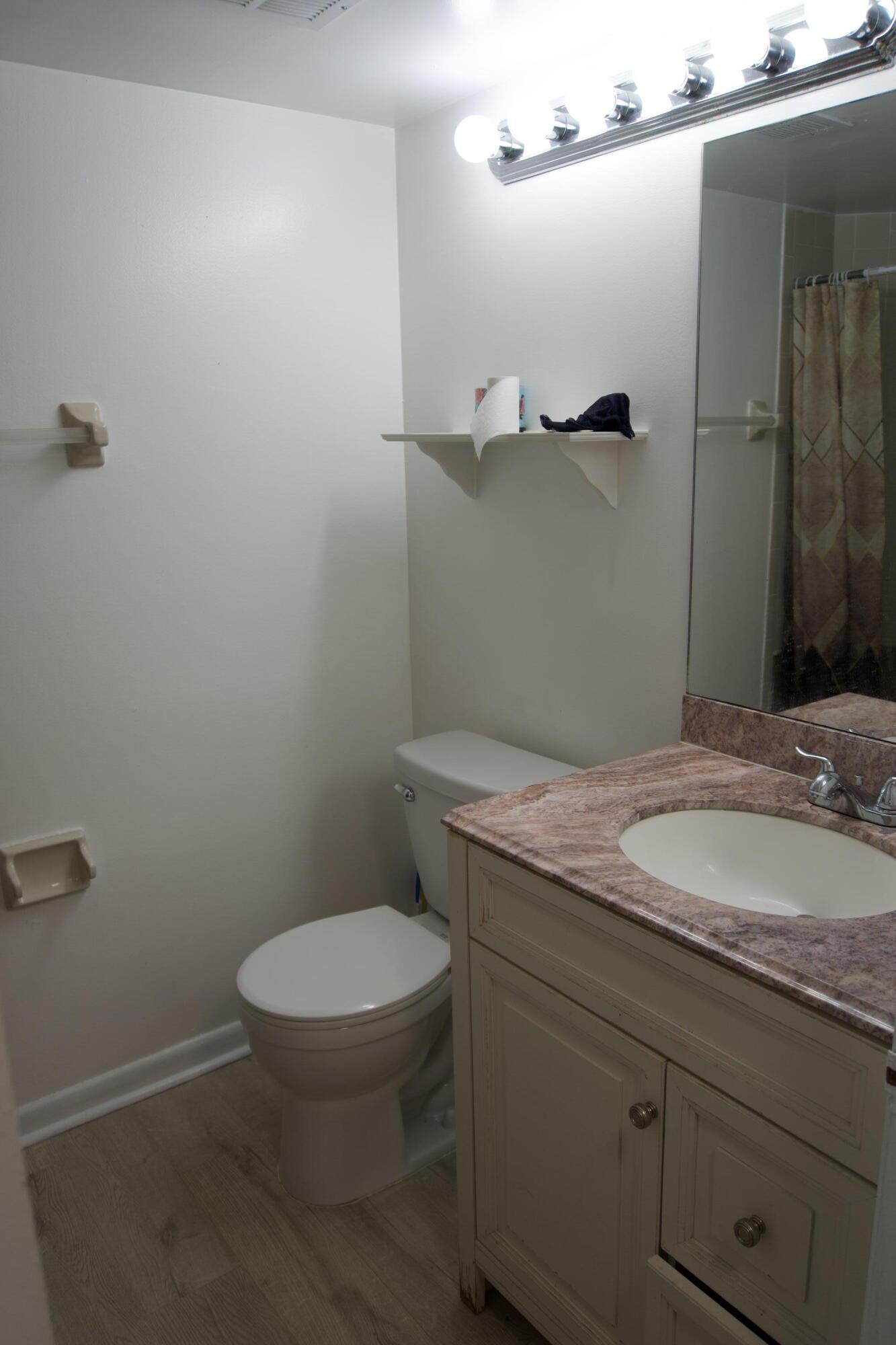 213 Lake Pointe #211, Oakland Park FL 33309