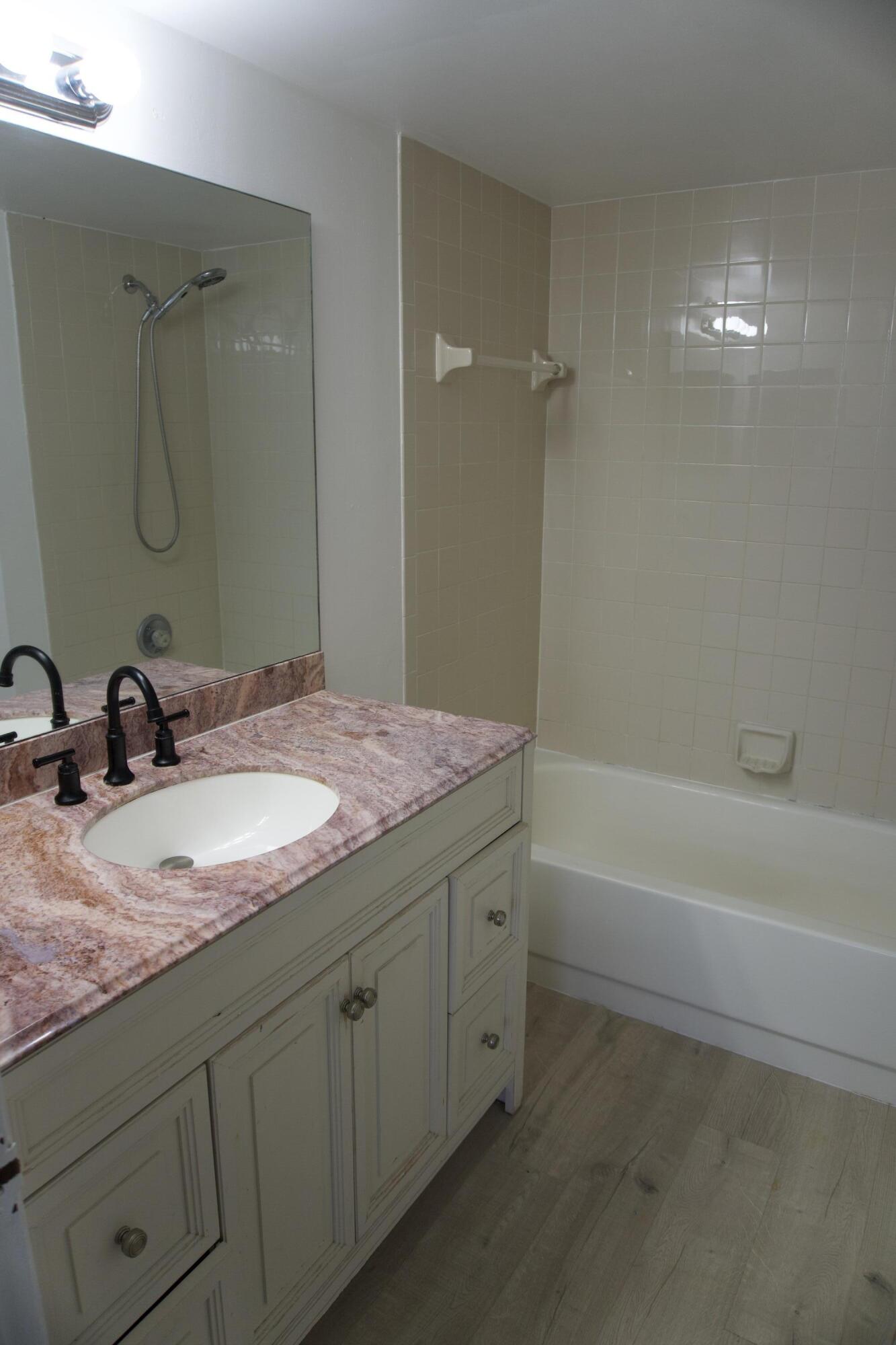 213 Lake Pointe #211, Oakland Park FL 33309