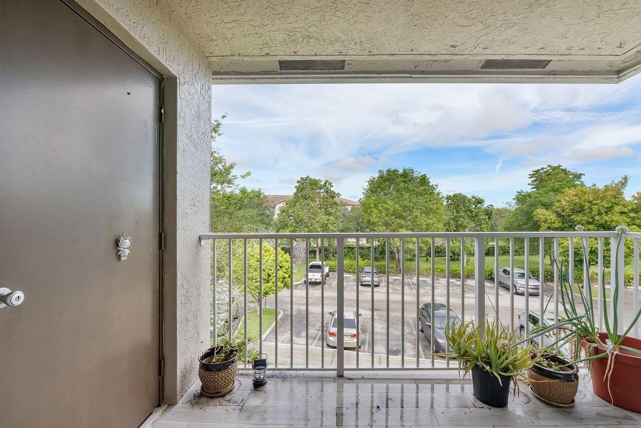 5011 Wiles #303, Coconut Creek FL 33073