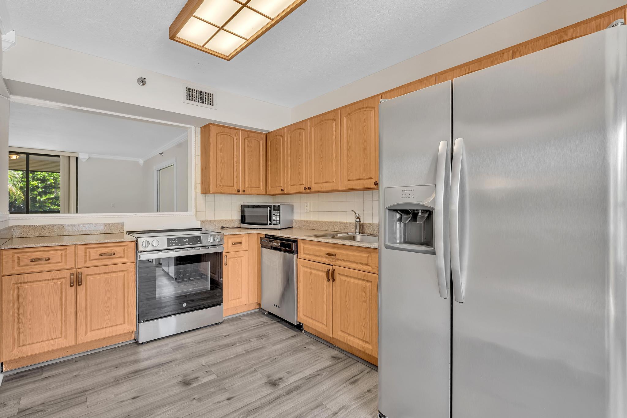 7564 Regency Lake #202, Boca Raton FL 33433
