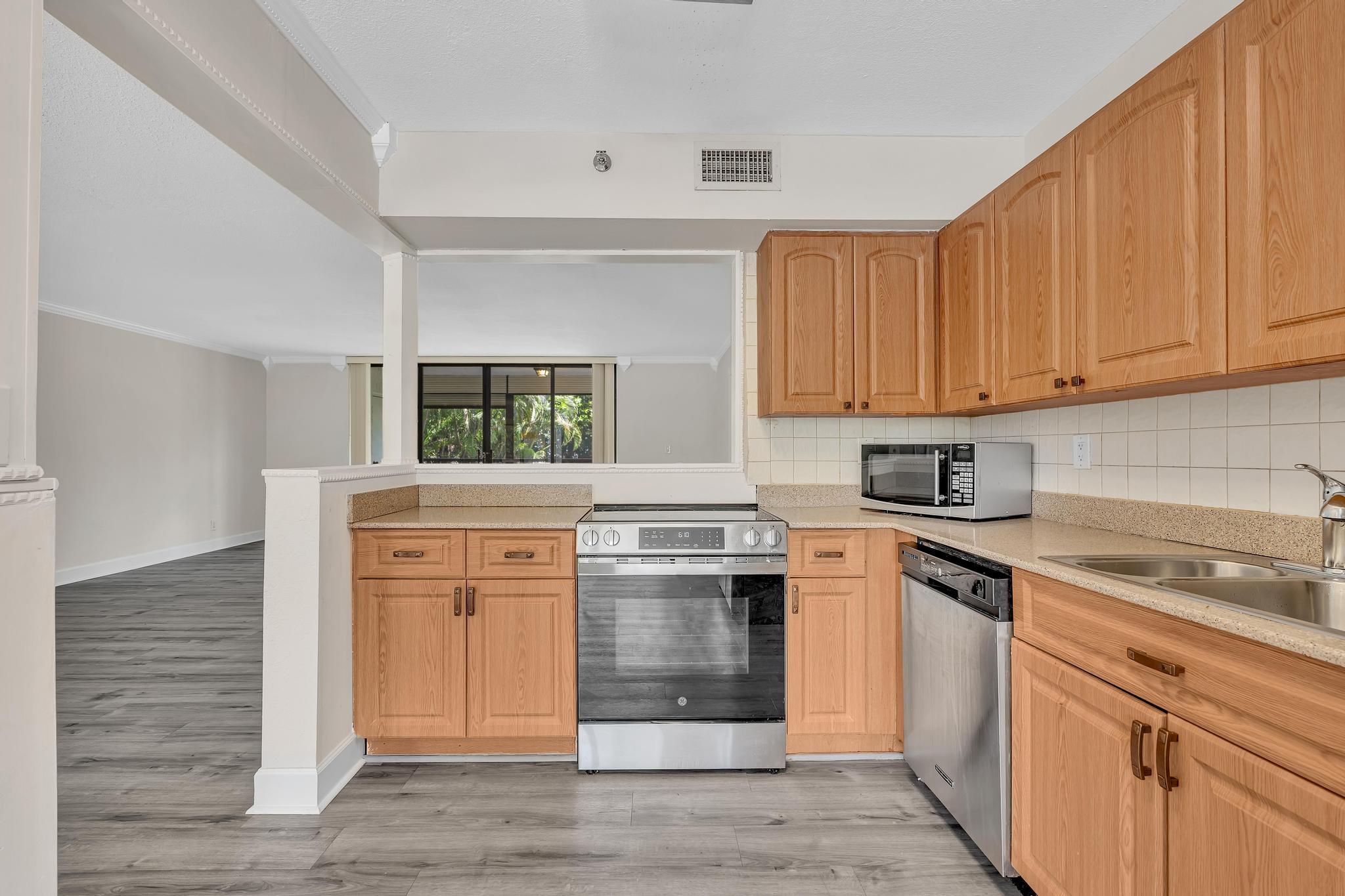 7564 Regency Lake #202, Boca Raton FL 33433