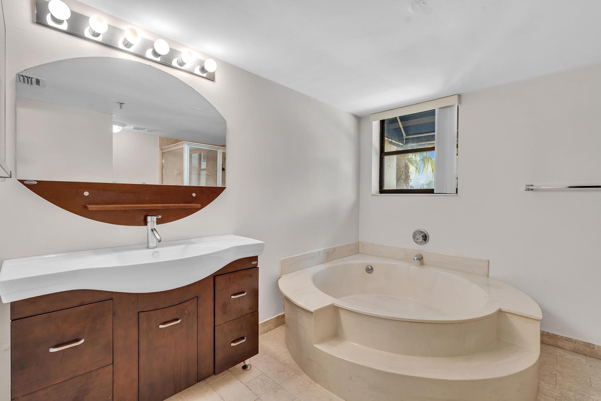 7564 Regency Lake #202, Boca Raton FL 33433