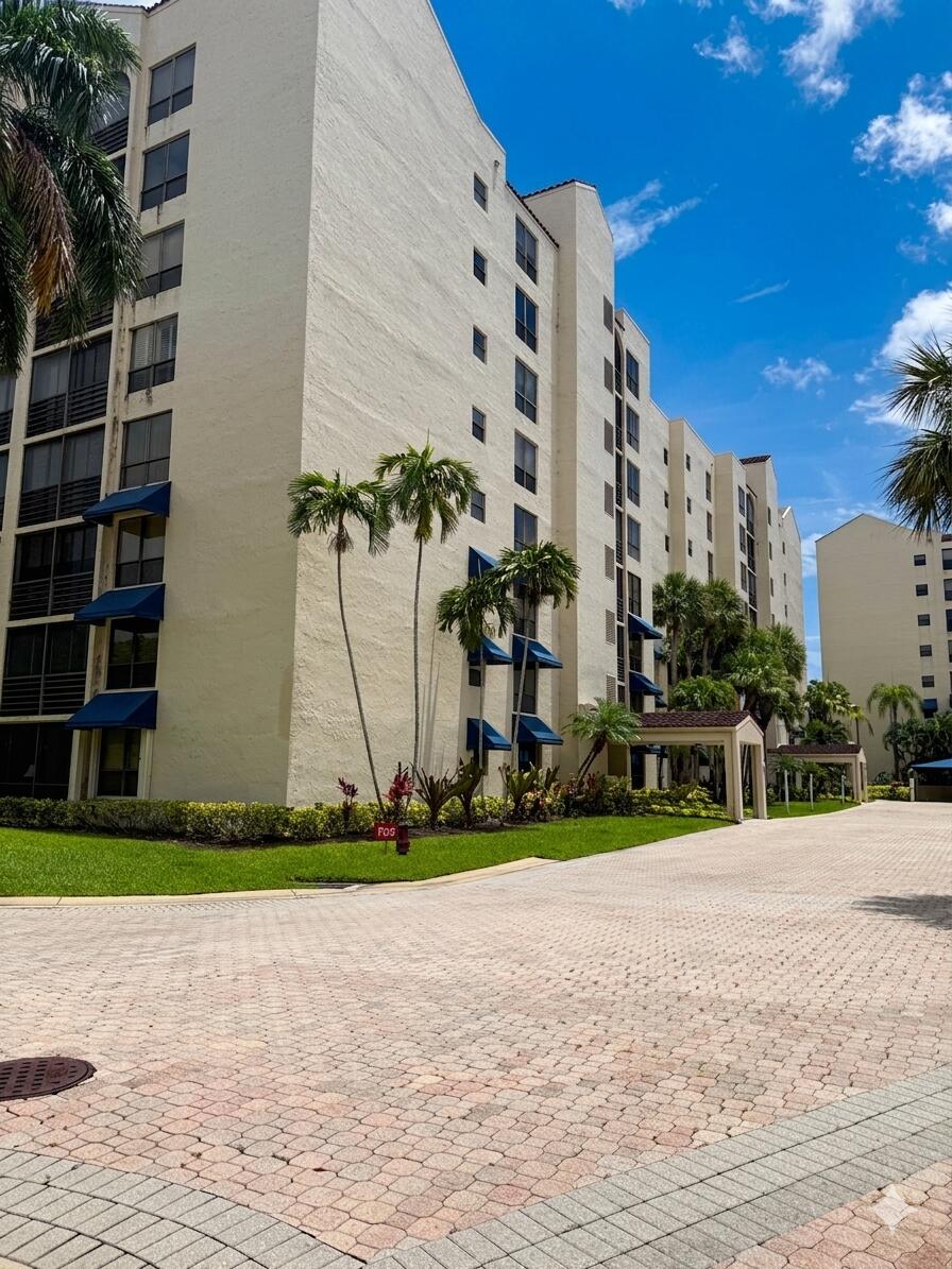 7564 Regency Lake #202, Boca Raton FL 33433