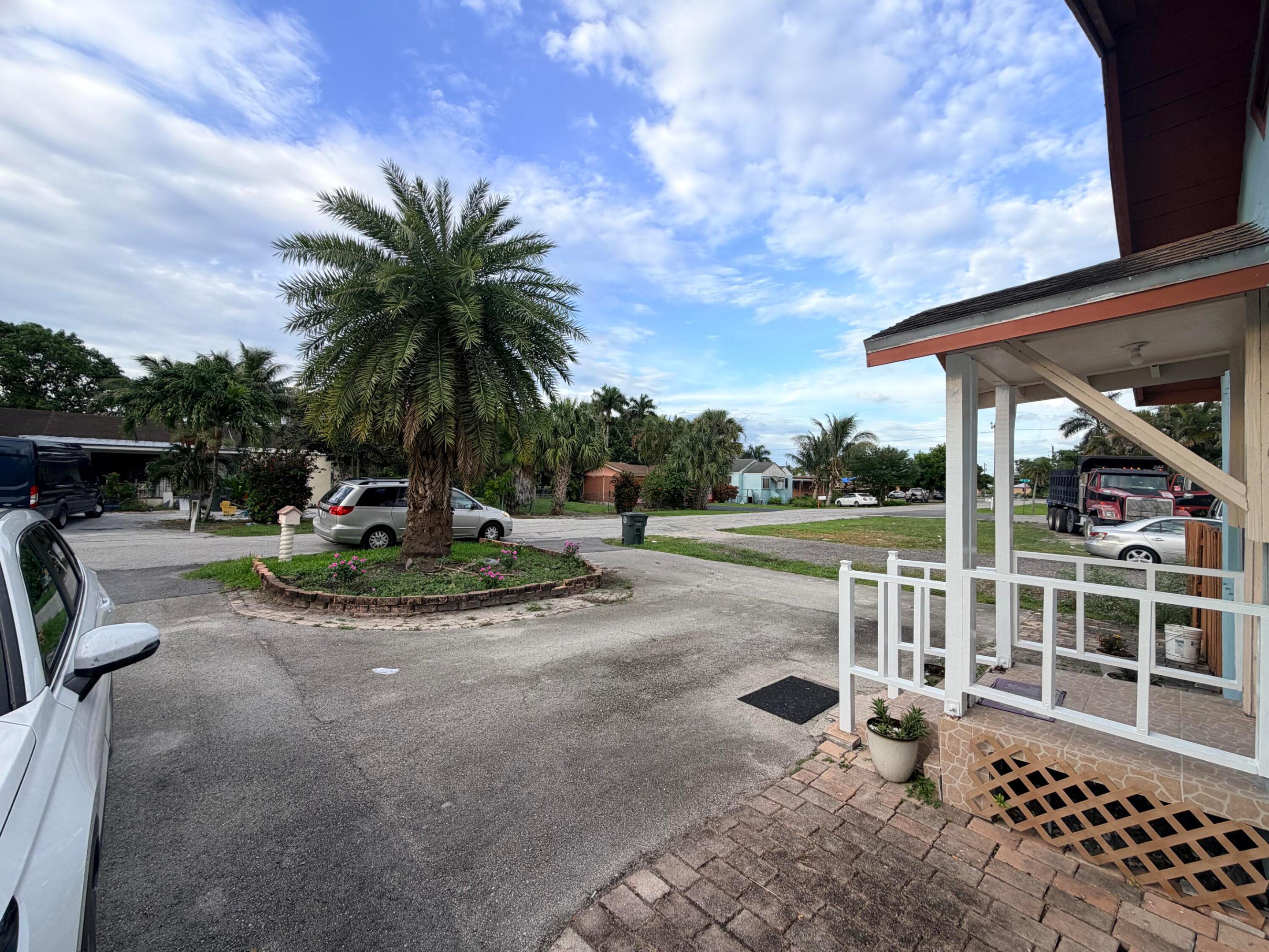 208 NW Avenue H, Belle Glade FL 33430