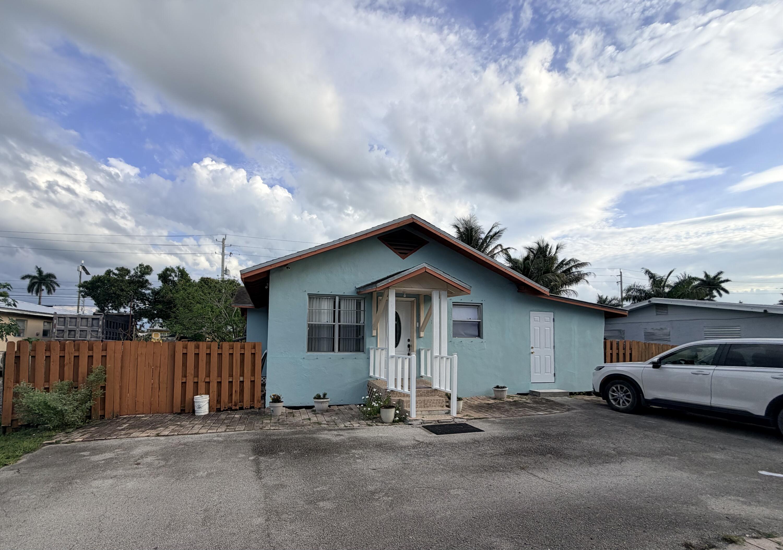 208 NW Avenue H, Belle Glade FL 33430