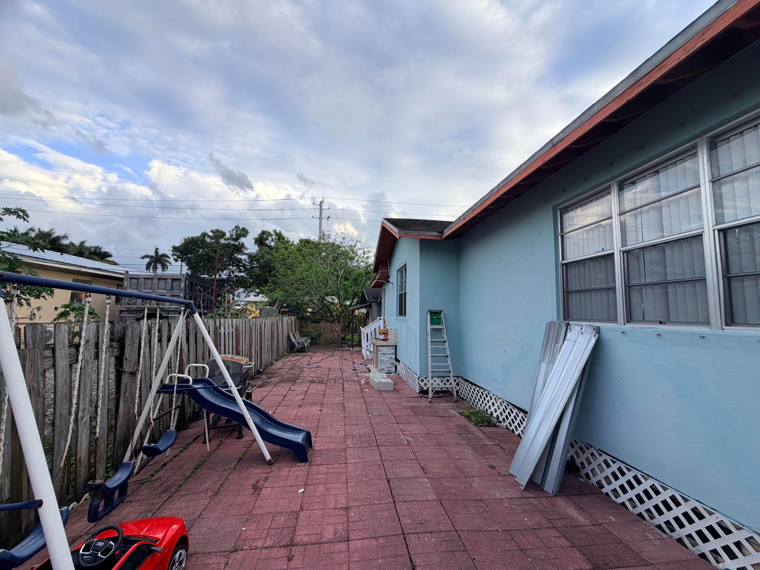 208 NW Avenue H, Belle Glade FL 33430