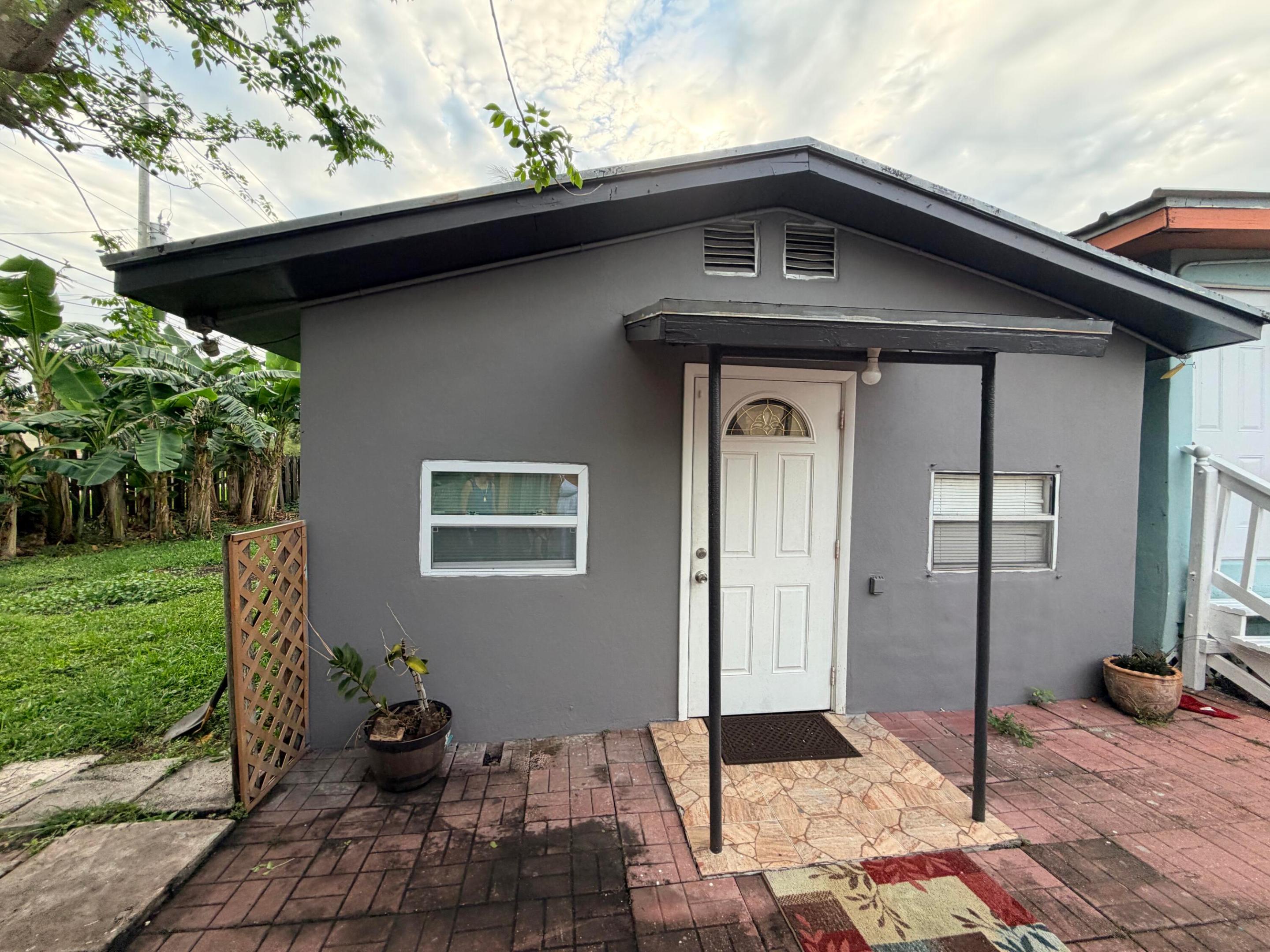 208 NW Avenue H, Belle Glade FL 33430