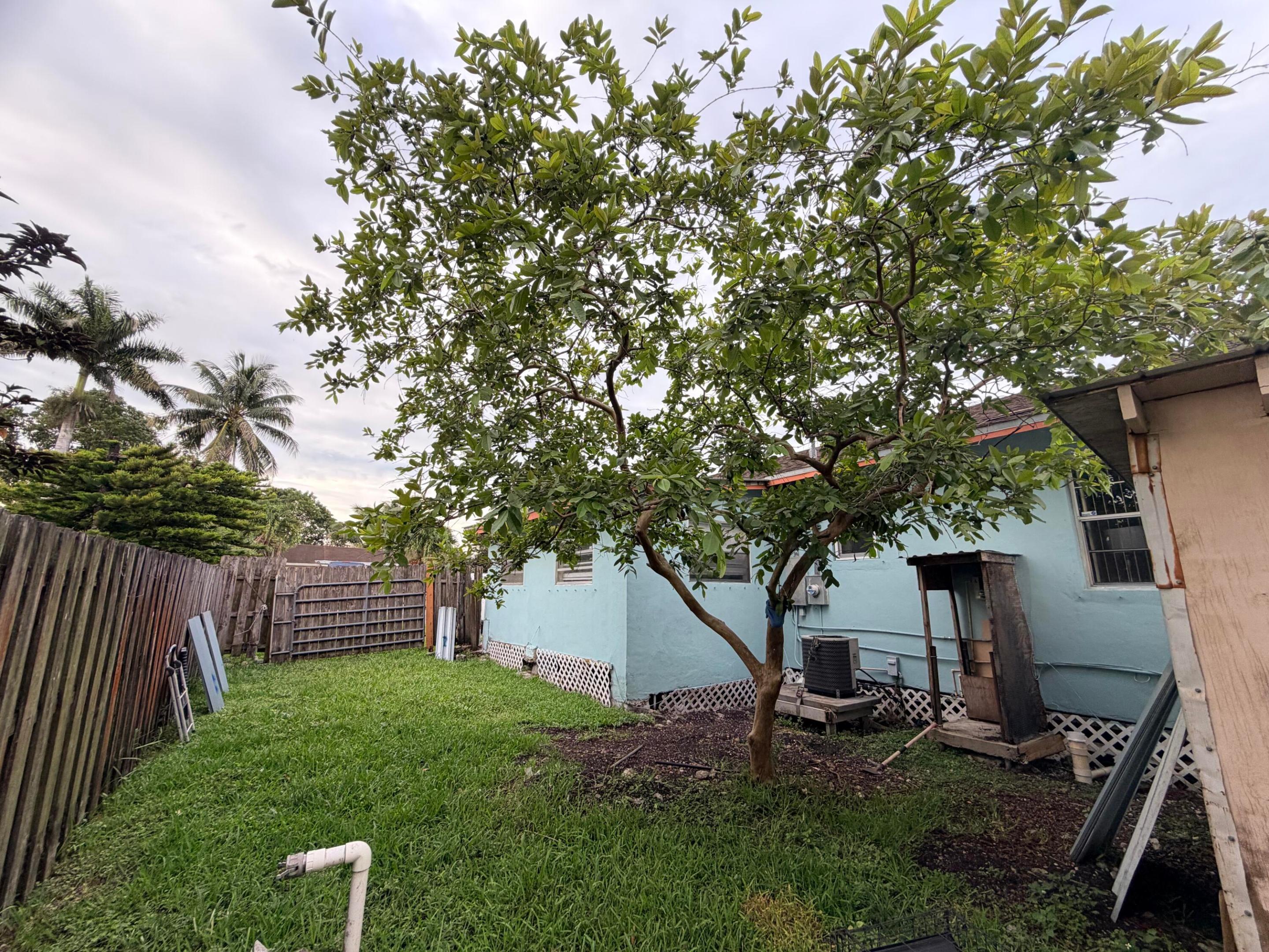 208 NW Avenue H, Belle Glade FL 33430