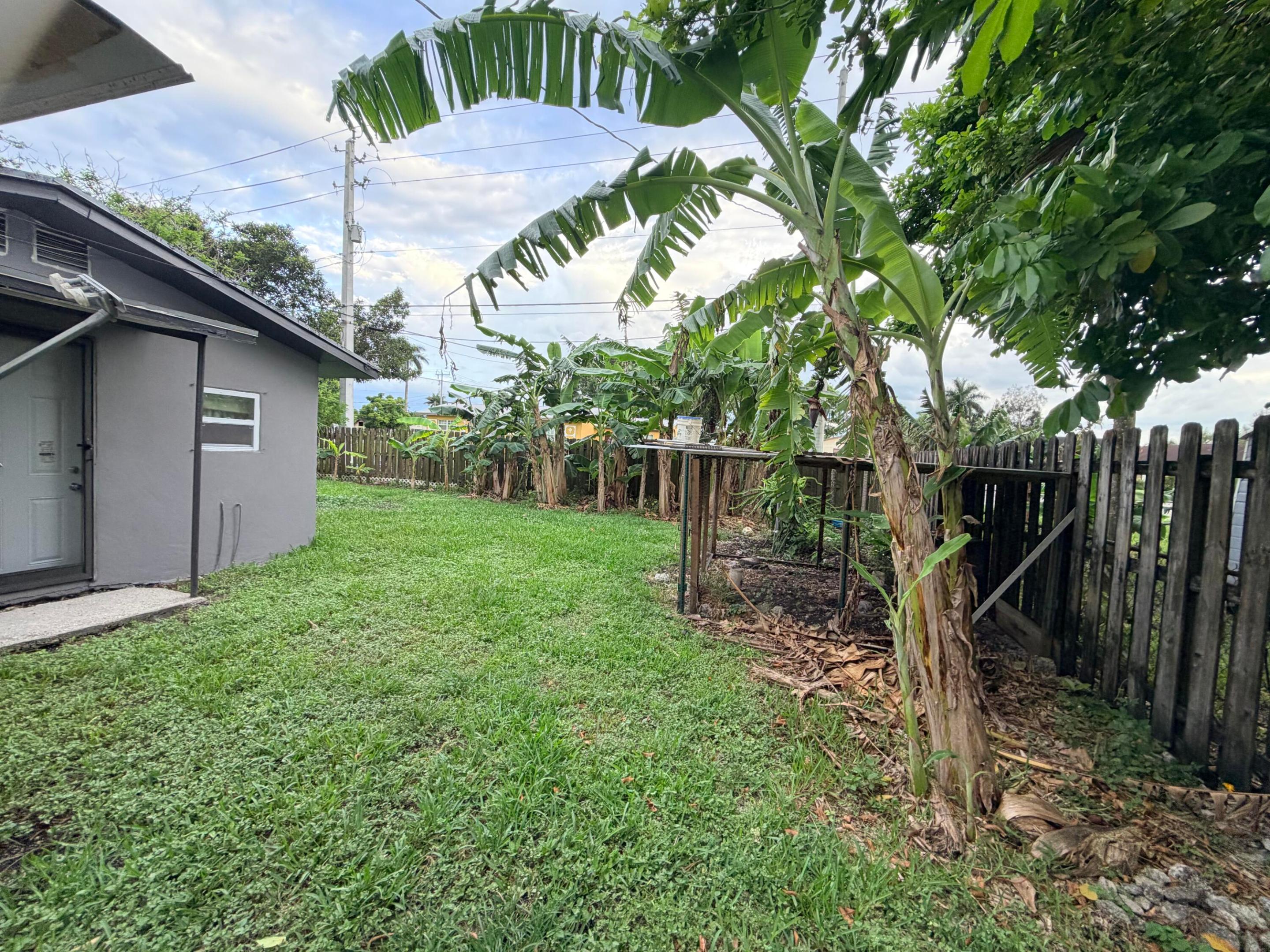 208 NW Avenue H, Belle Glade FL 33430