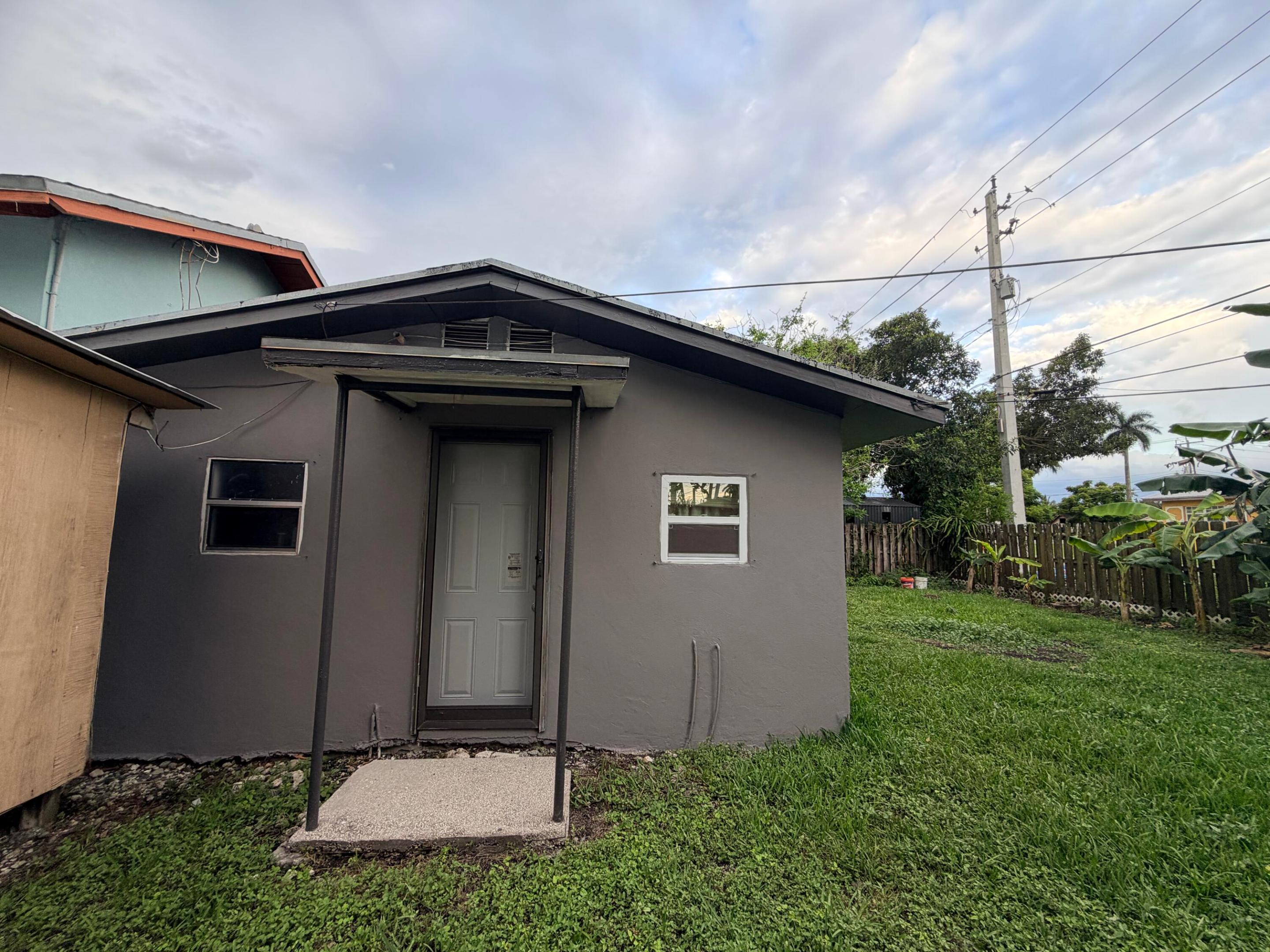 208 NW Avenue H, Belle Glade FL 33430