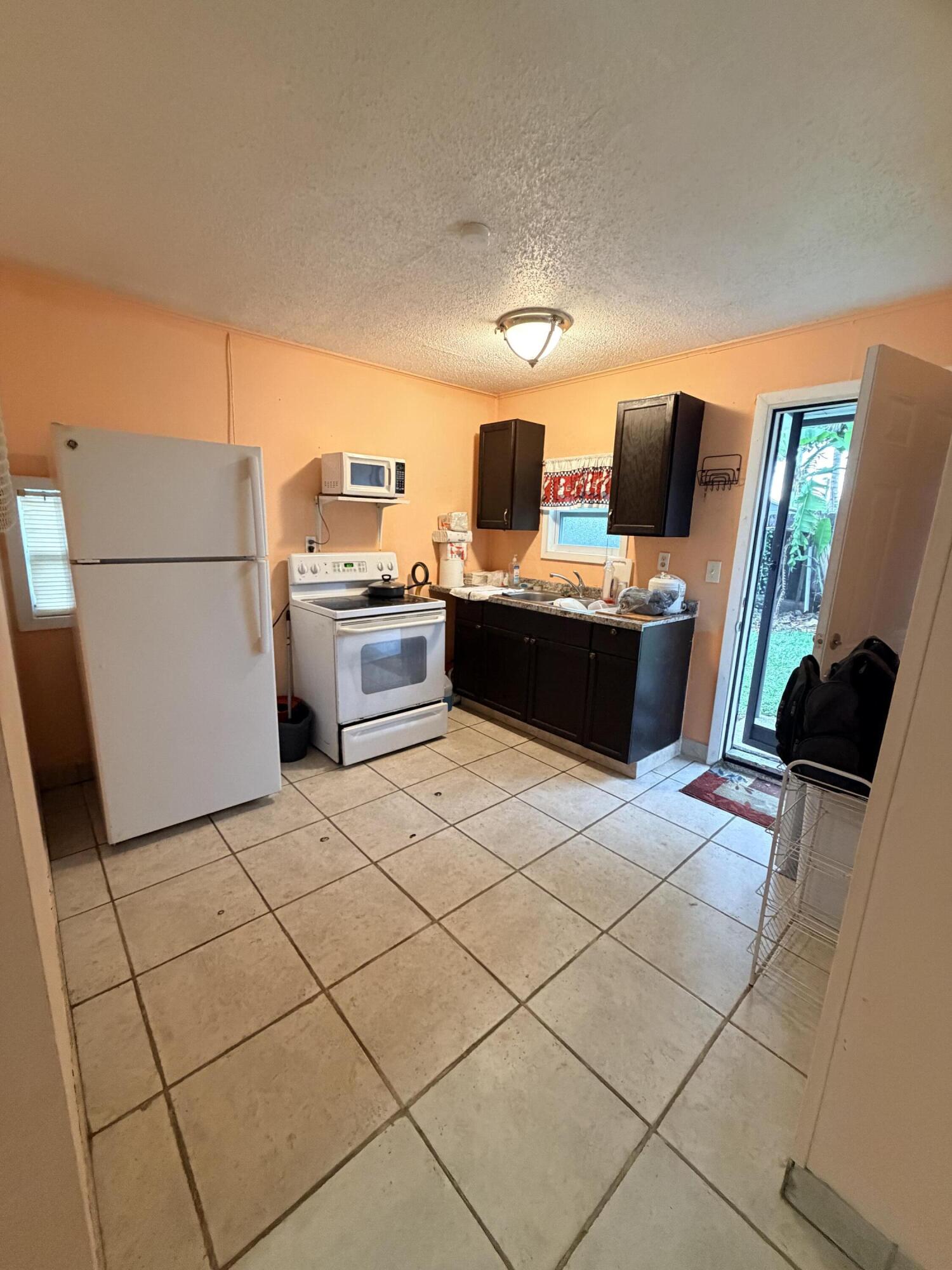 208 NW Avenue H, Belle Glade FL 33430