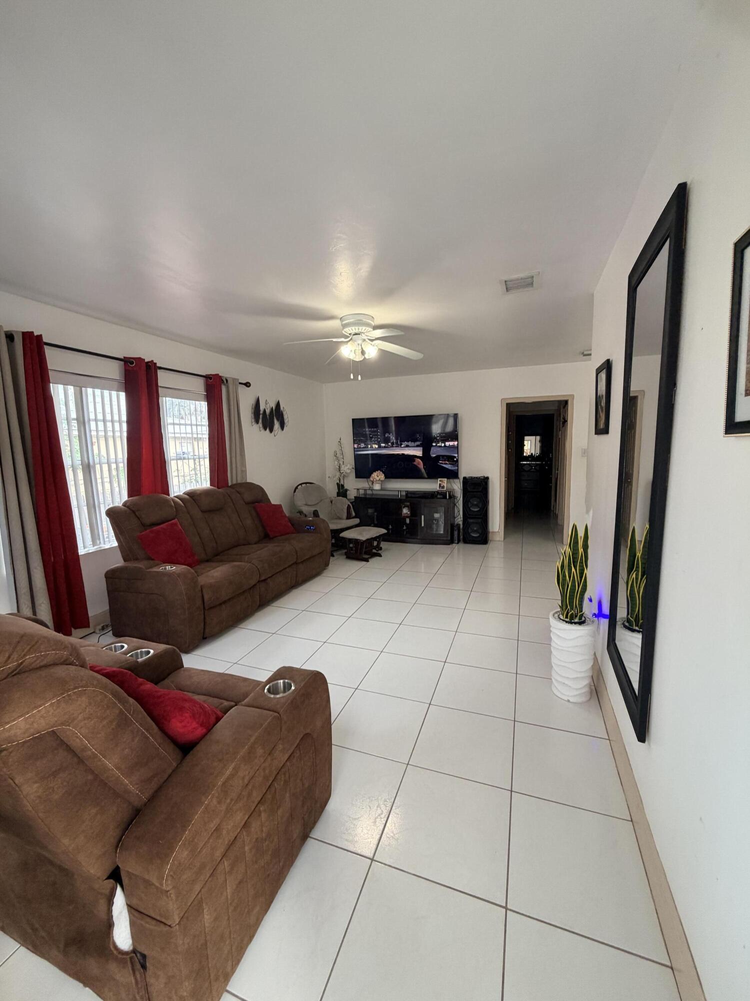 208 NW Avenue H, Belle Glade FL 33430